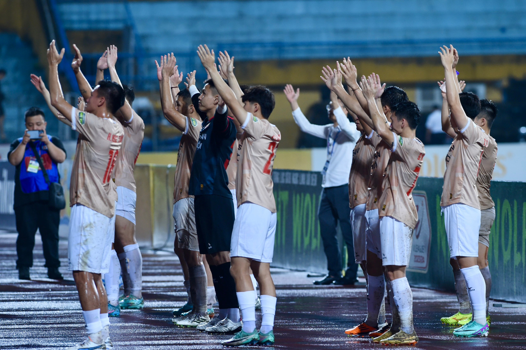 Các cầu thủ và Ban huấn luyện Công an Hà Nội gửi lời cảm ơn cổ động viên tới sân dù mưa lớn.