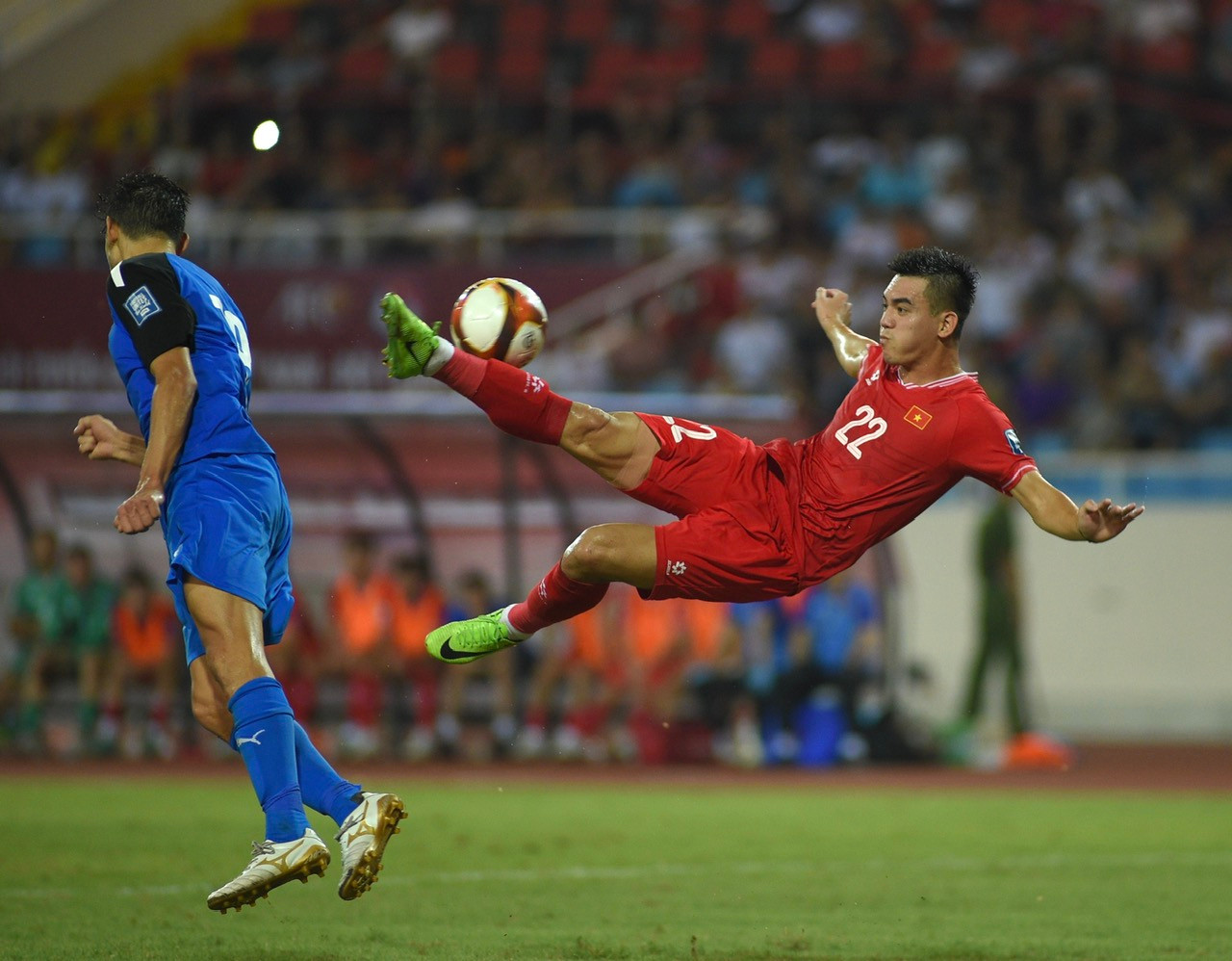 Cú bắt vô-lê không thành công của Tiến Linh.