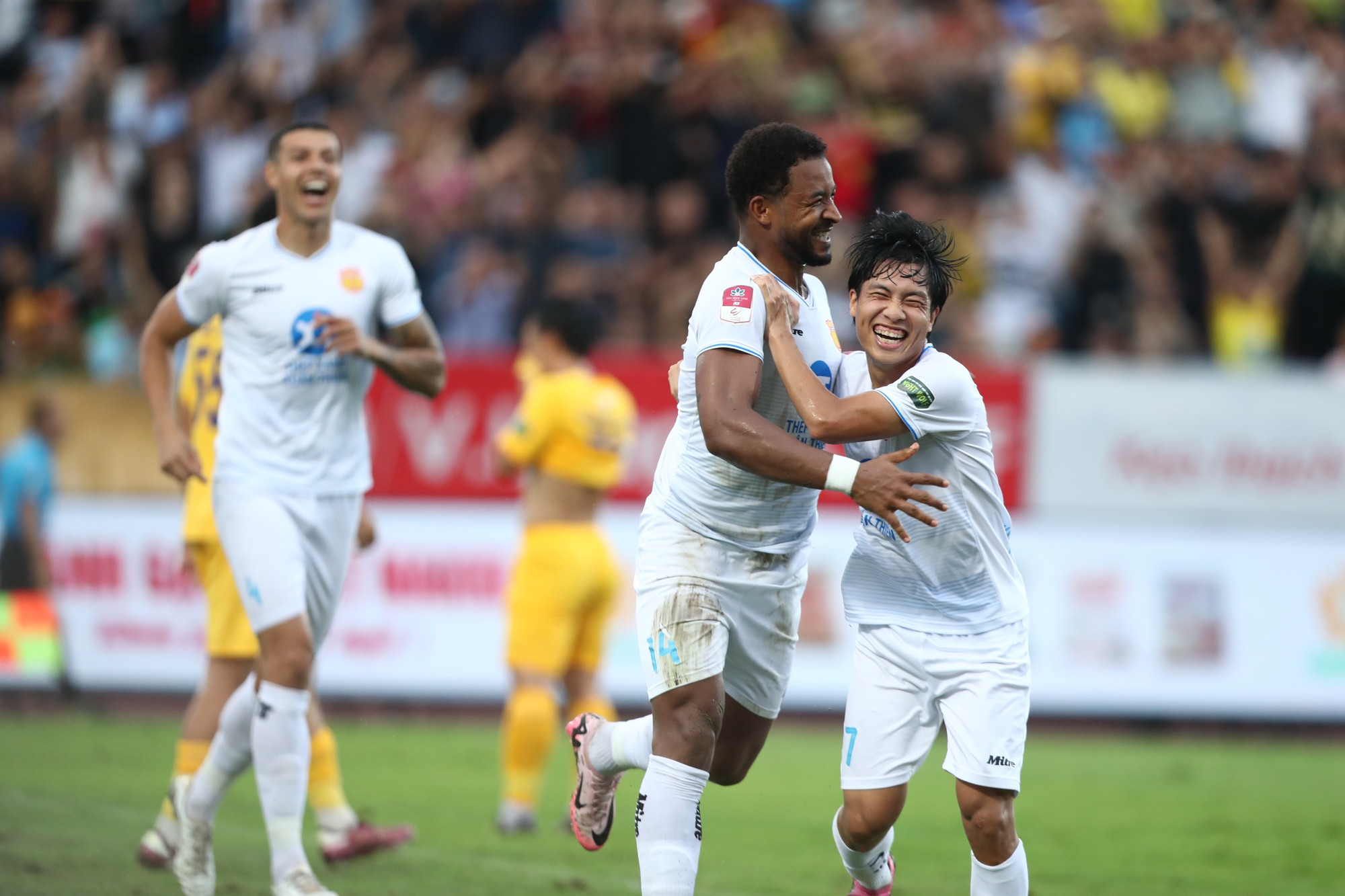 [Ảnh] Nam Định lên ngôi V-League sau 39 năm chờ đợi ảnh 8