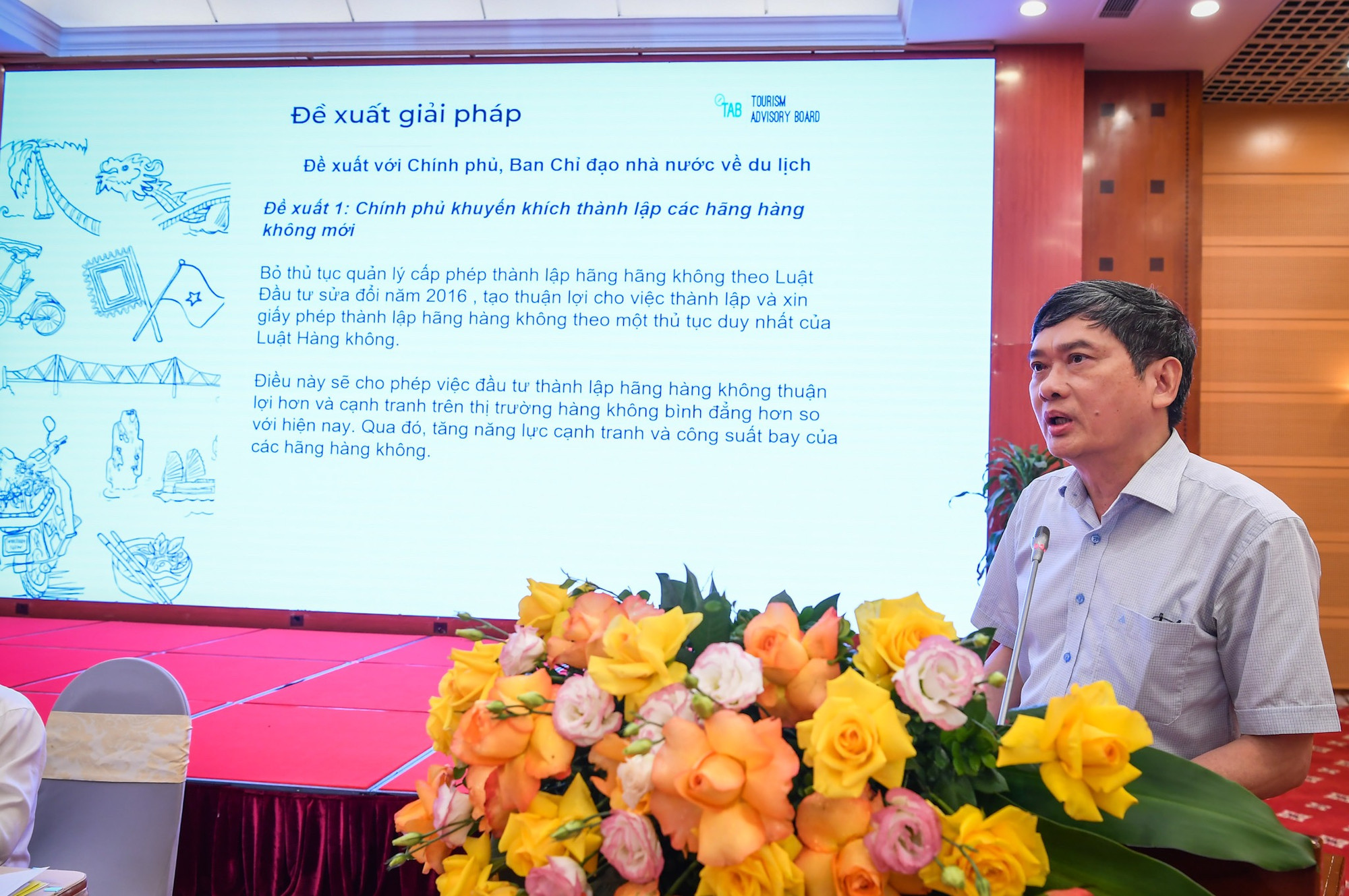 Ông Hoàng Nhân Chính, Trưởng Ban thư ký Hội đồng Tư vấn Du lịch Việt Nam trình bày tham luận Sự hợp tác giữa hàng không - du lịch để giảm vé máy bay nội địa.