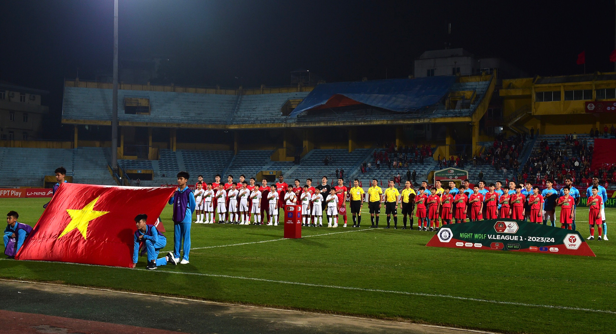 Hai đội thực hiện nghi thức chào cờ trên sân Hàng Đẫy.