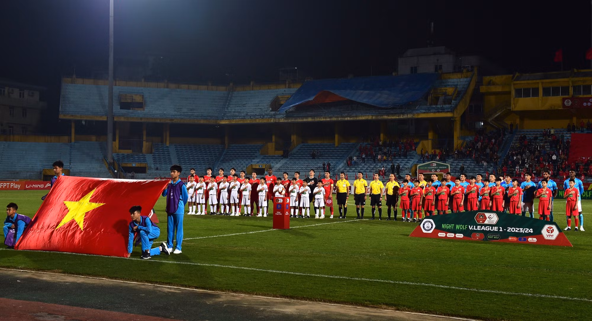 Hai đội thực hiện nghi thức chào cờ trên sân Hàng Đẫy.