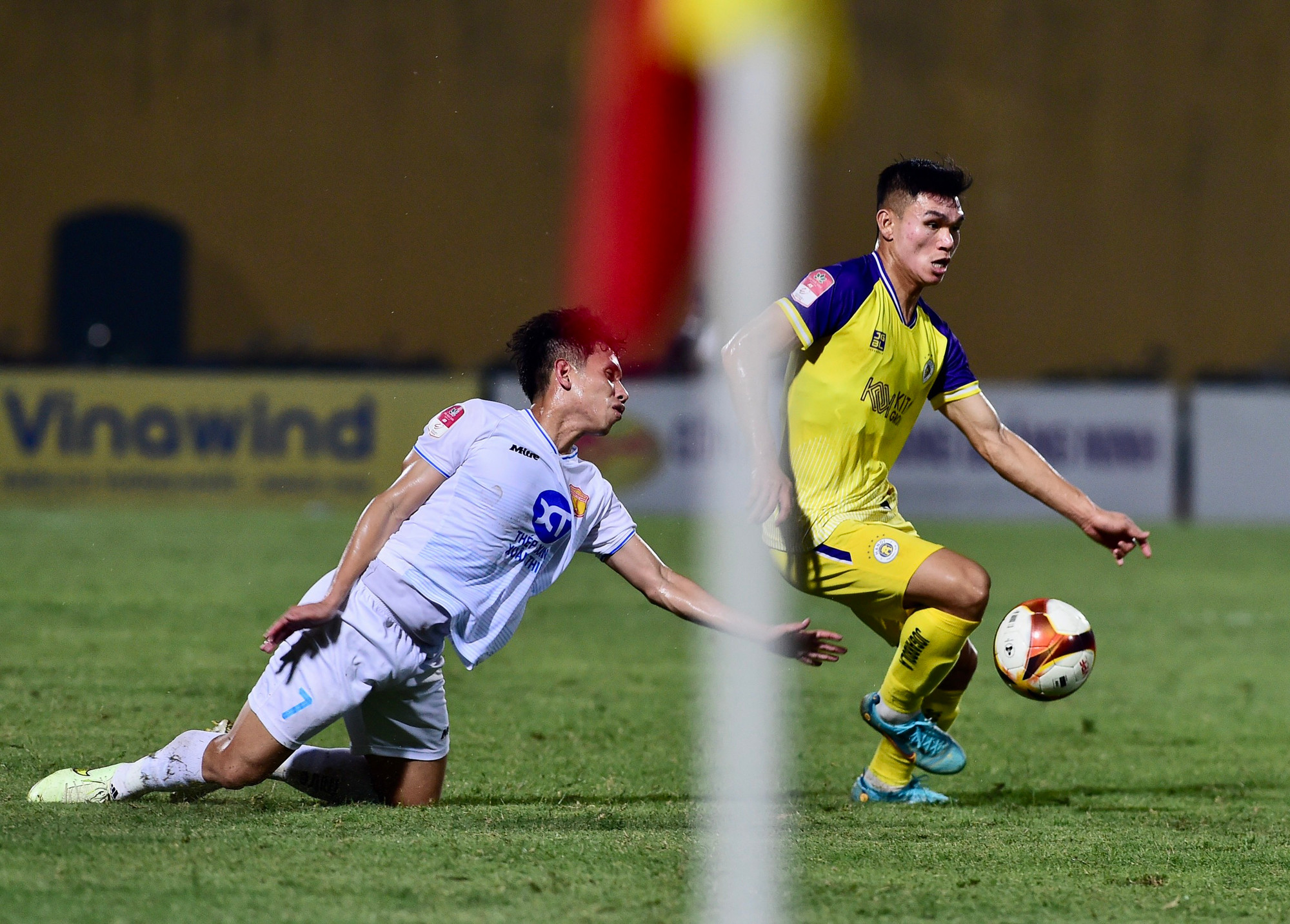 Đội bóng thành Nam có khởi đầu tốt trên sân Hàng Đẫy. Đội bóng thành Nam có khởi đầu tốt trên sân Hàng Đẫy.