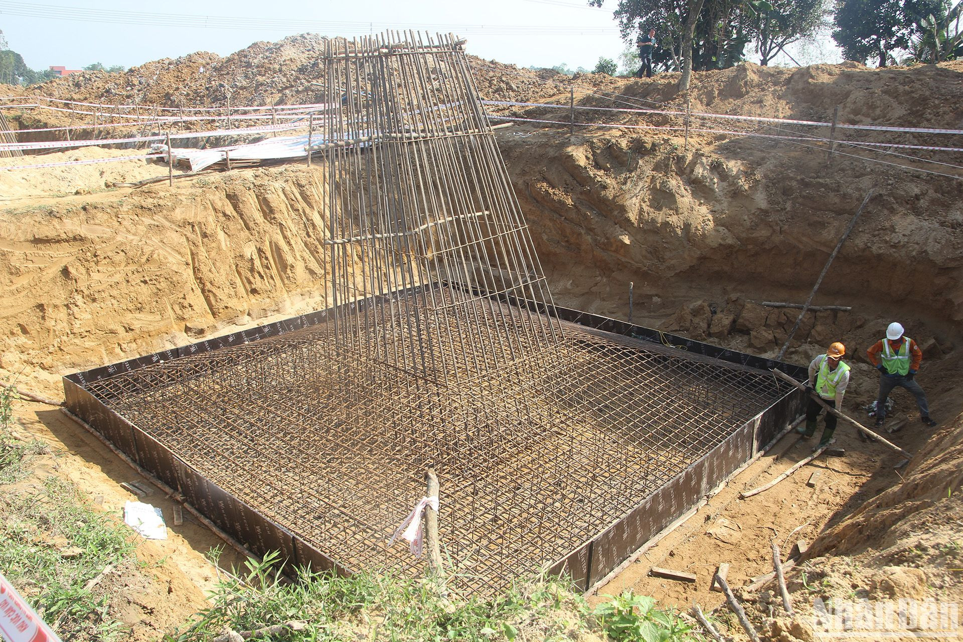 Đẩy nhanh tiến độ xây dựng các móng cột đã hoàn thành bàn giao mặt bằng.