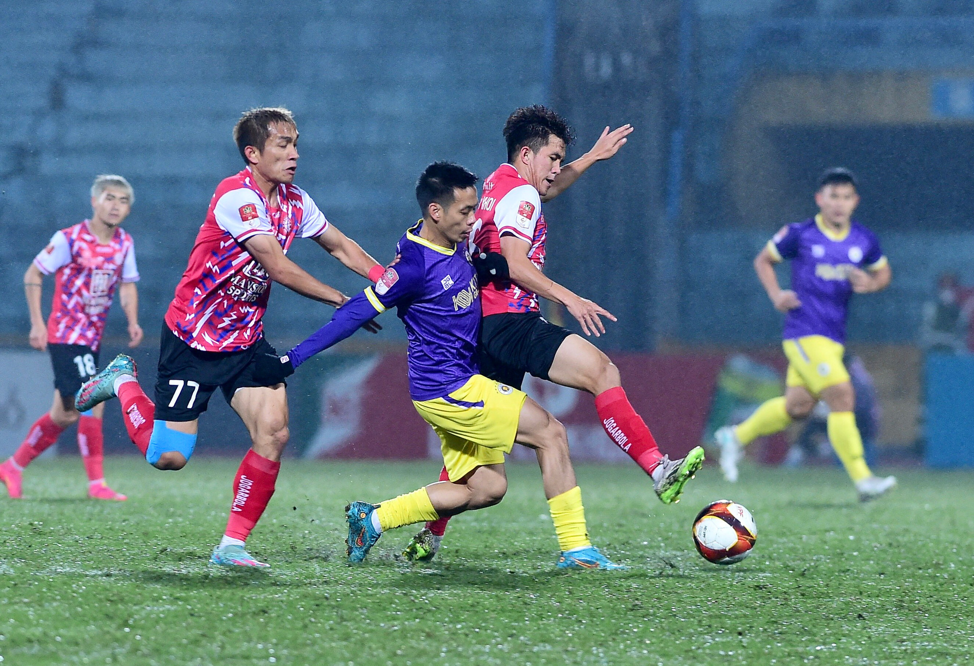 Dù sao bàn mở tỷ số cũng đã đến ở phút 15 khi Văn Quyết thoải mái đi bóng trong vòng cấm trước khi chuyền sang cột 2 để Denilson Jr đánh đầu ghi bàn.