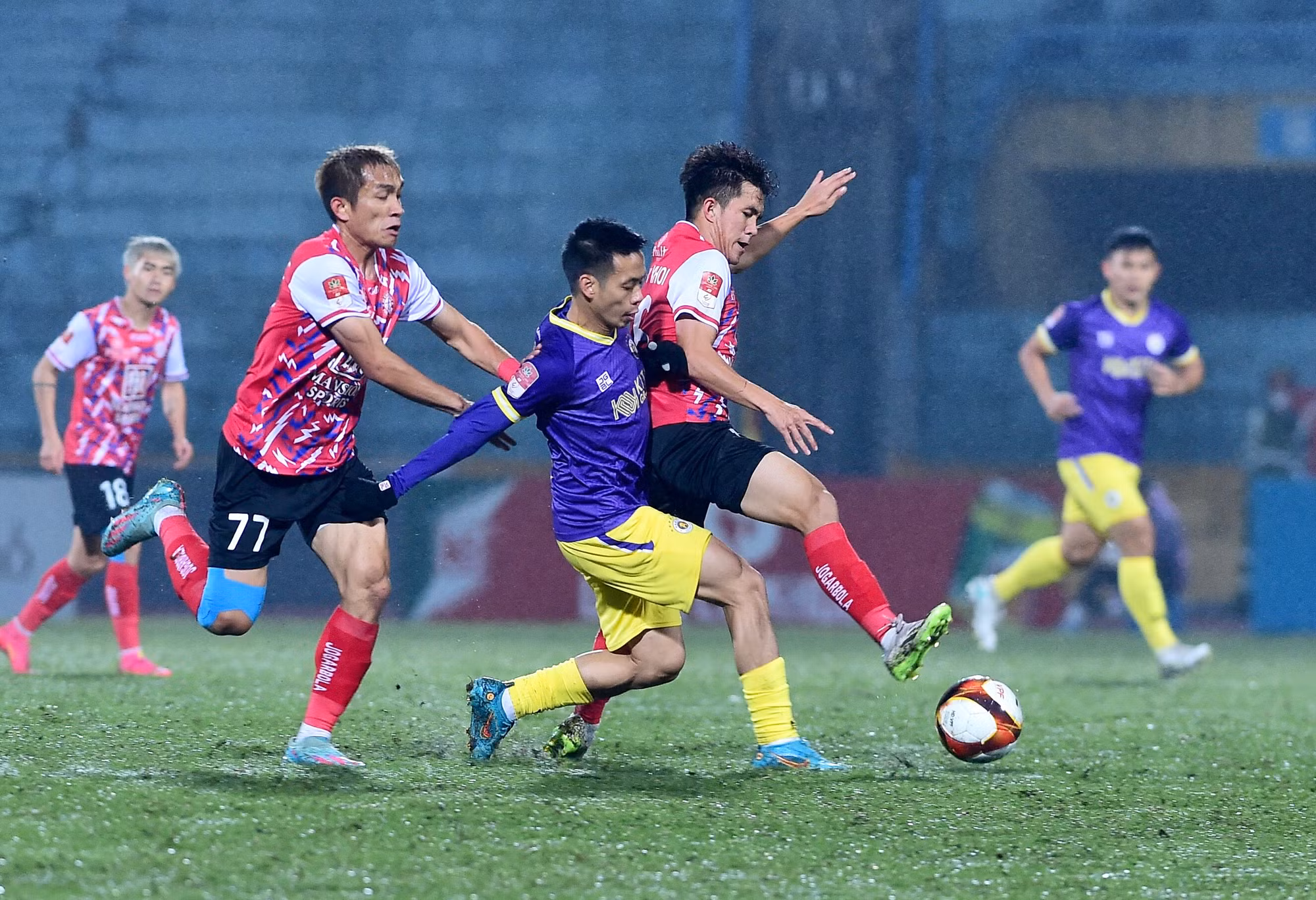 Dù sao bàn mở tỷ số cũng đã đến ở phút 15 khi Văn Quyết thoải mái đi bóng trong vòng cấm trước khi chuyền sang cột 2 để Denilson Jr đánh đầu ghi bàn.