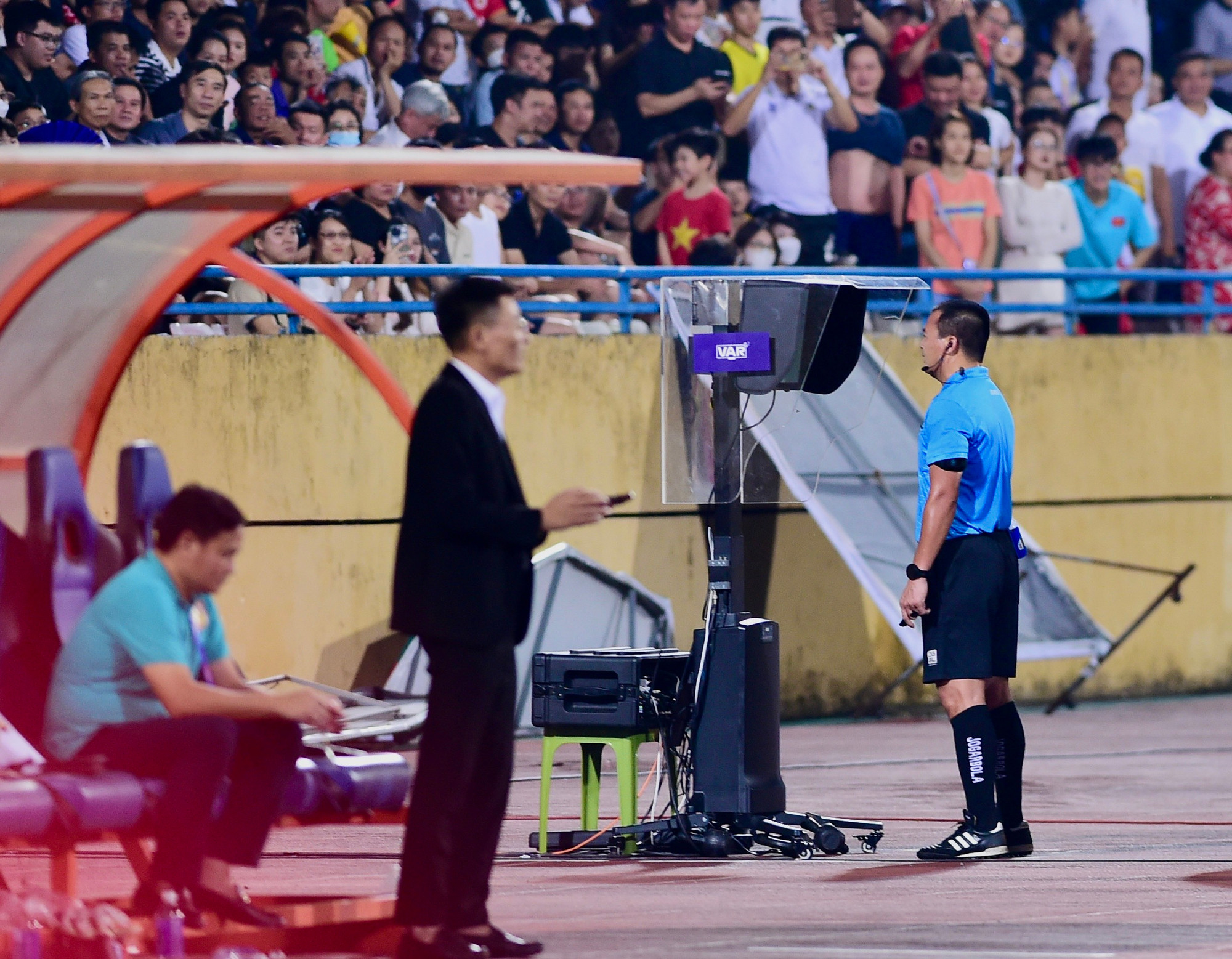 Trận đấu diễn ra căng thẳng. Trọng tài nhiều lần phải nhờ sự can thiệp của VAR