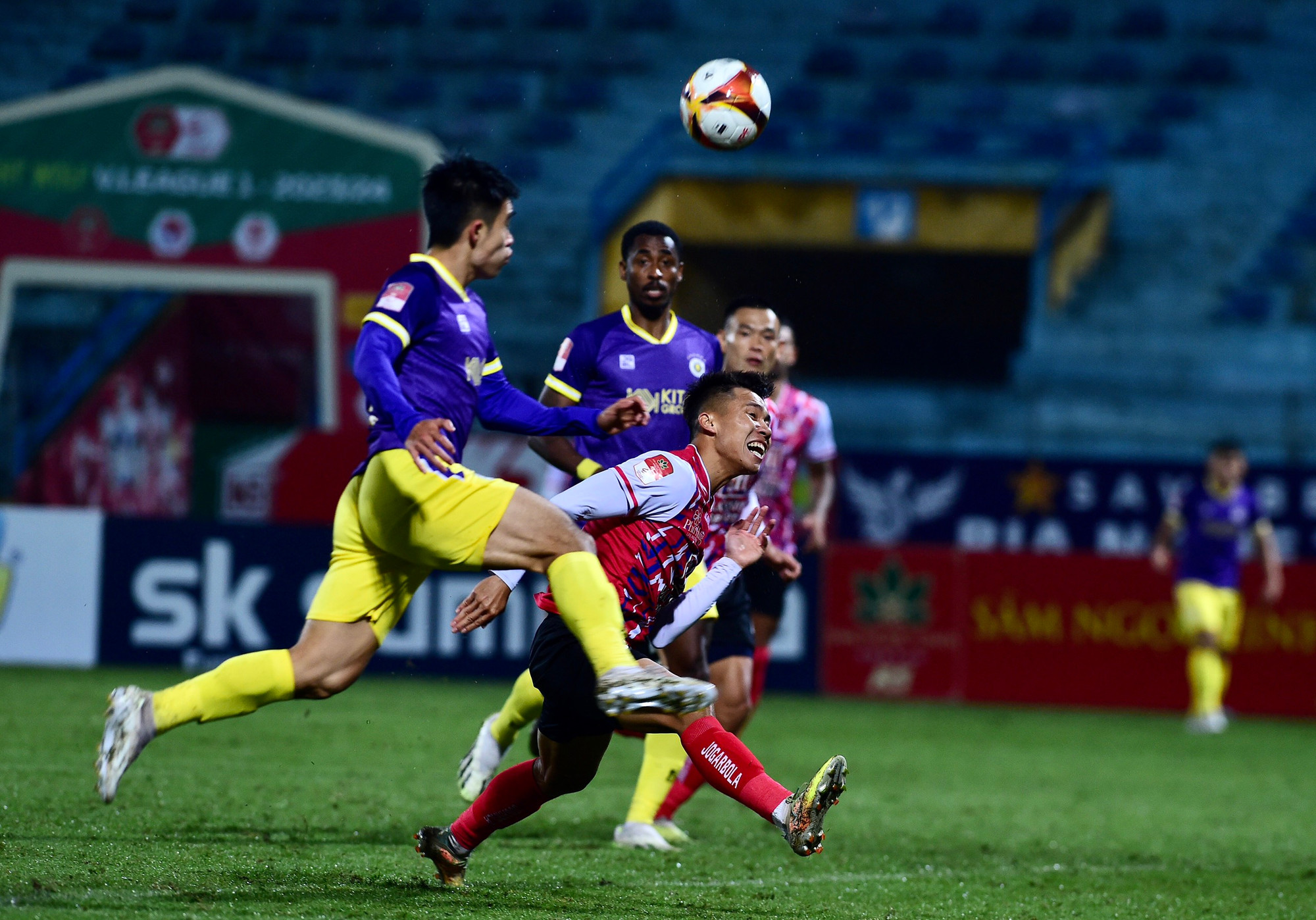 Thi đấu hơn người nhưng những pha phối hợp của đội bóng Thủ đô lại khá thiếu chính xác.