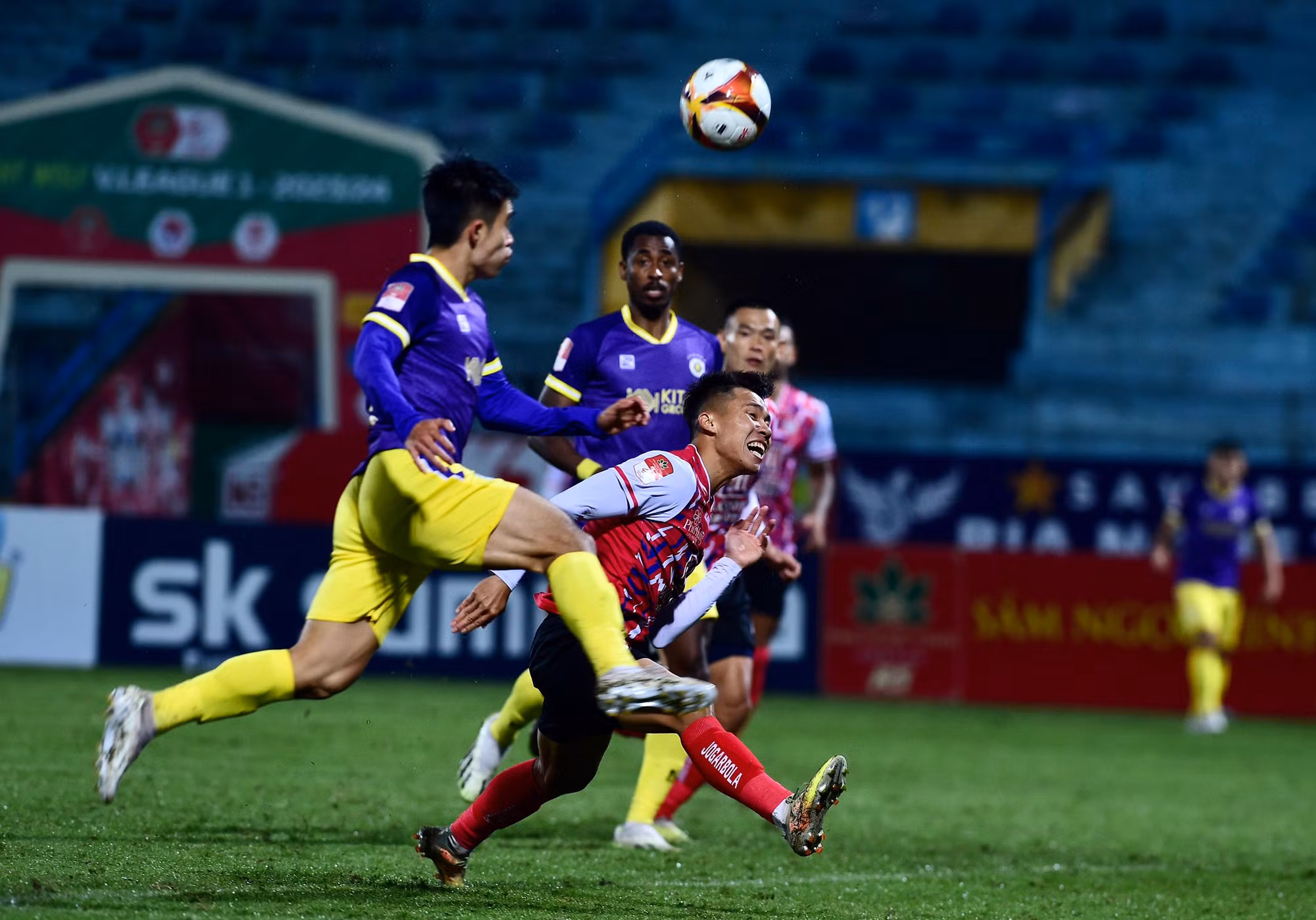 Thi đấu hơn người nhưng những pha phối hợp của đội bóng Thủ đô lại khá thiếu chính xác.