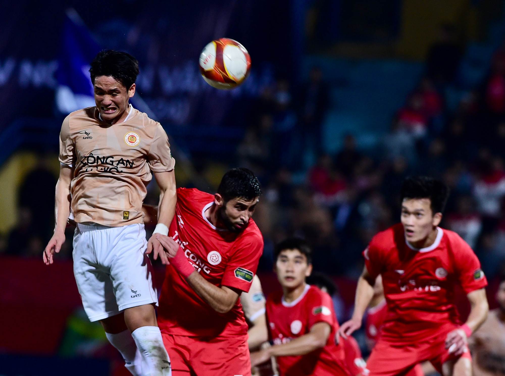 Trận "derby Thủ đô" diễn ra sôi động và hấp dẫn ngay sau tiếng còi khai cuộc.