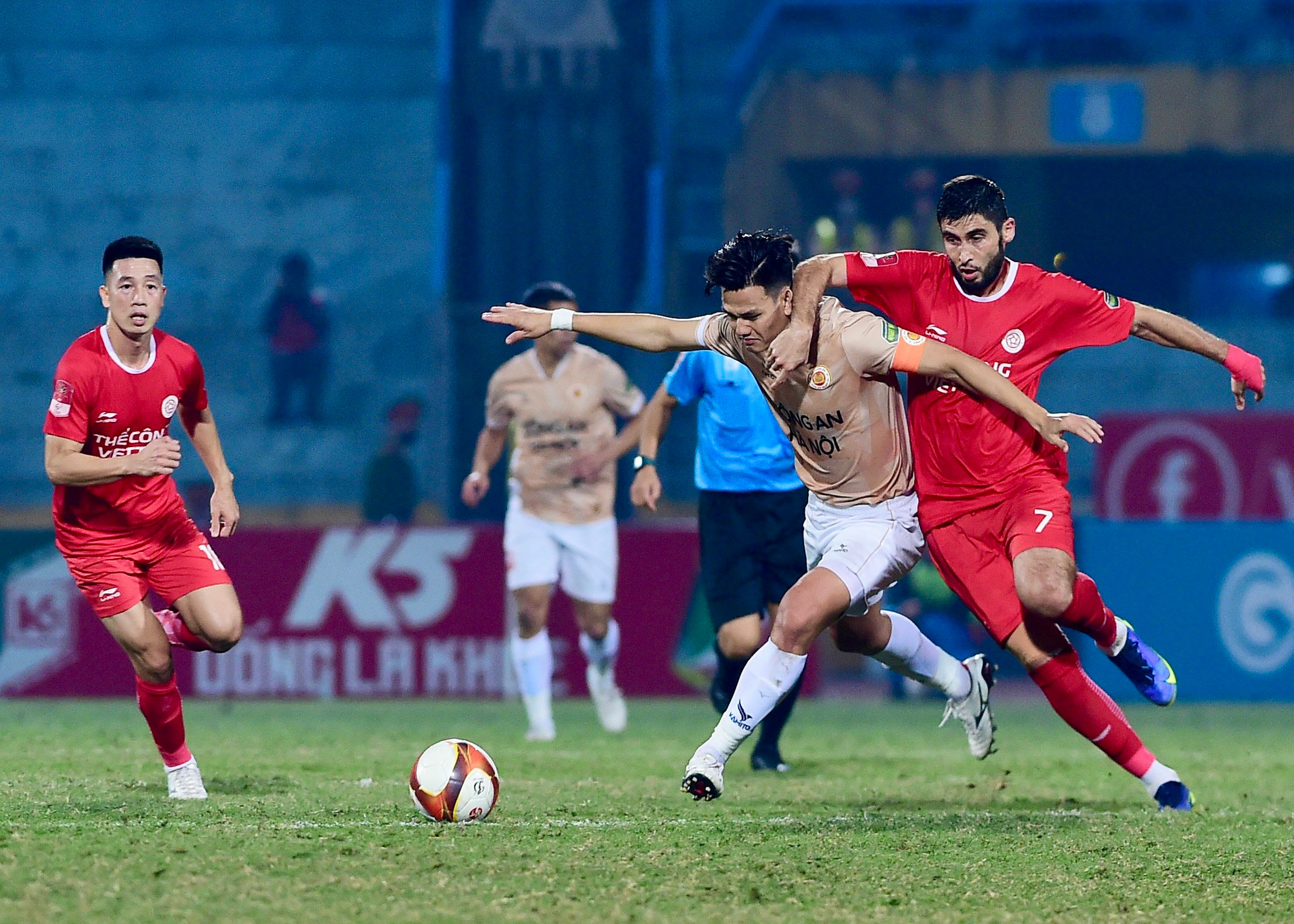 Hiệp 1 kết thúc với tỷ số thuận lợi nghiêng về Thể Công Viettel.