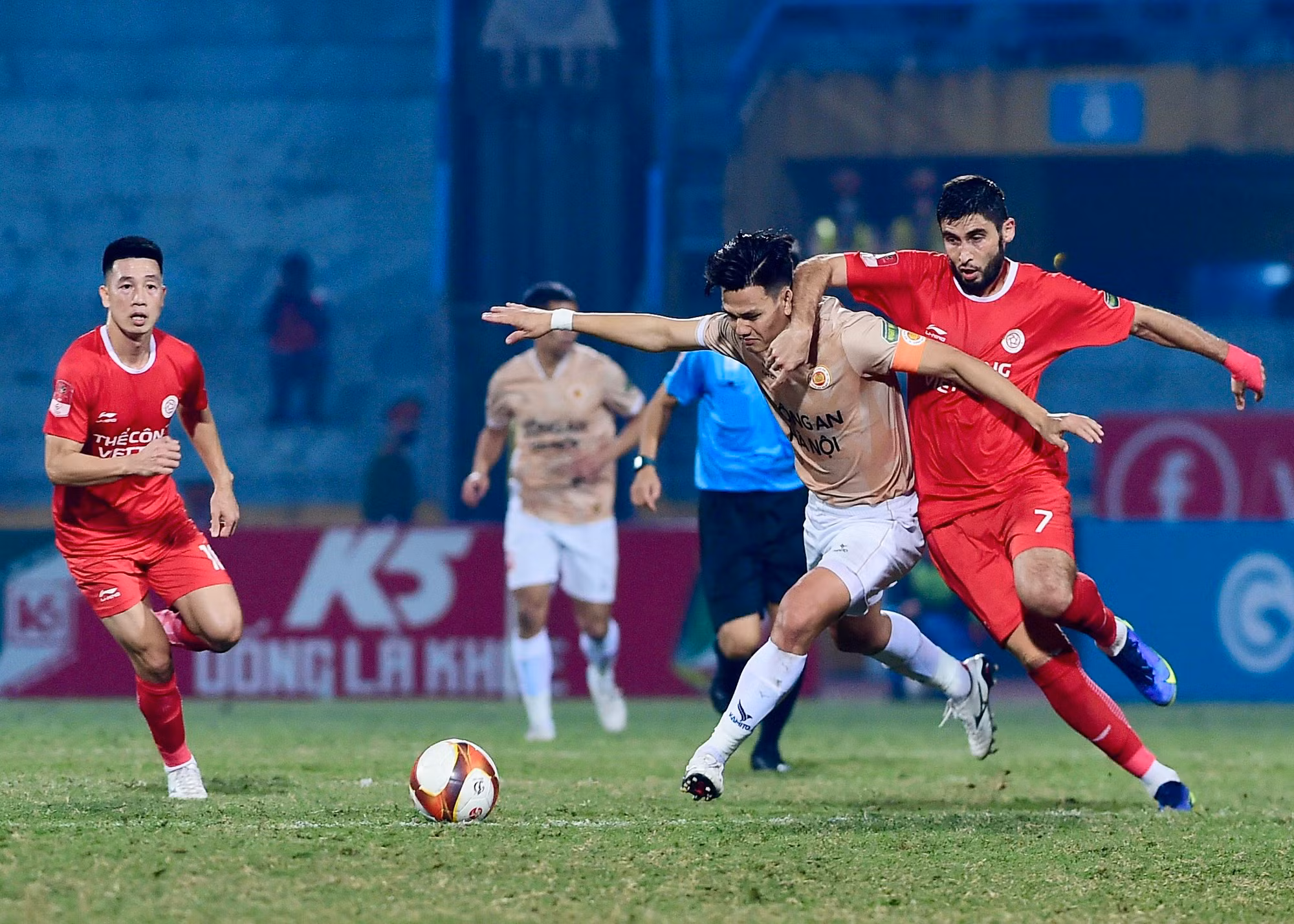 Hiệp 1 kết thúc với tỷ số thuận lợi nghiêng về Thể Công Viettel.