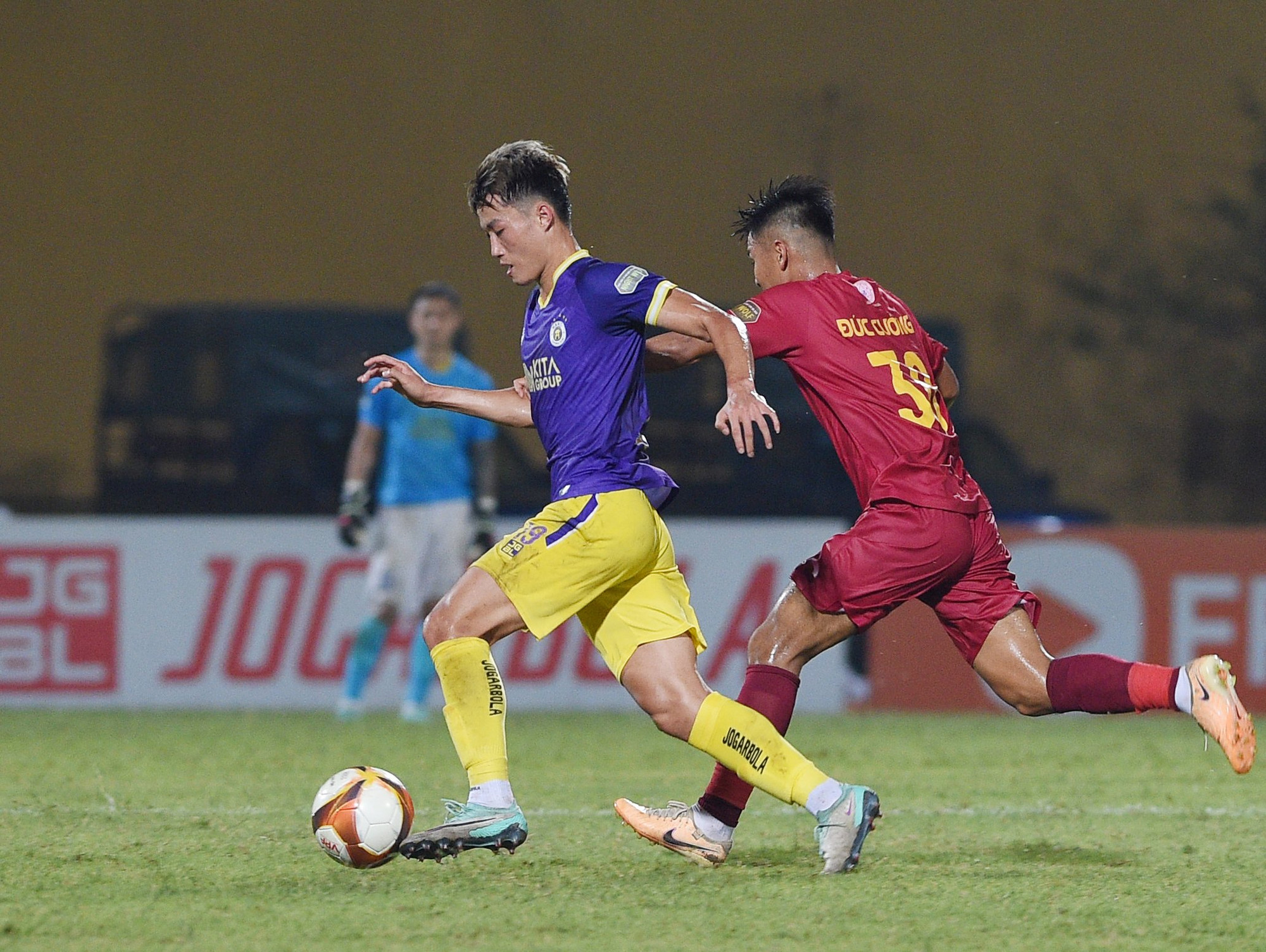 Đầu hiệp 2, trọng tài Nguyễn Mạnh Hải cho Hà Nội FC được hưởng phạt đền sau khi trực tiếp xem màn hình VAR. Trước đó Duy Thanh có pha khóa tay, kéo ngã tiền đạo trẻ Văn Trường trong vòng cấm đội khách. Hùng Dũng đá 11m thành công giúp Hà Nội FC dẫn 3-1.