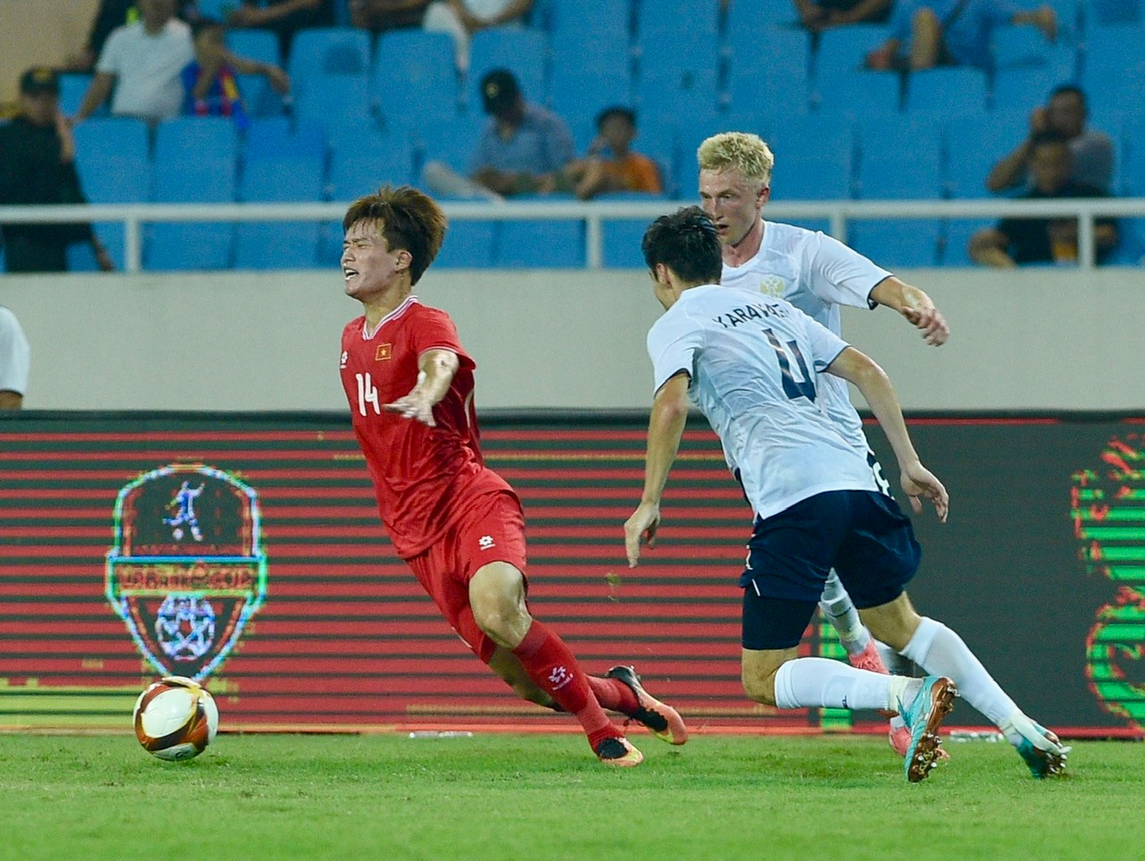 Hoàng Đức bị phạm lỗi khi đang rê dắt bóng.