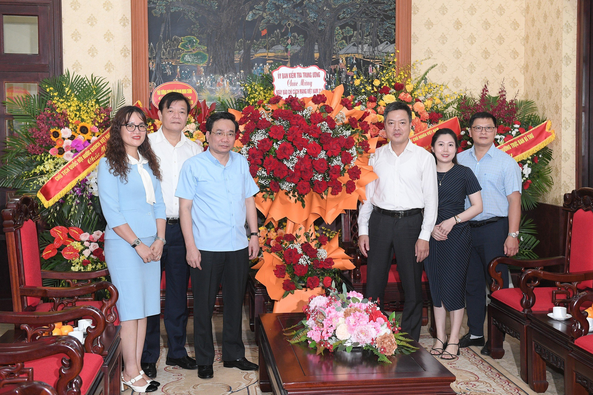 Đồng chí Nghiêm Phú Cường, Phó Chủ nhiệm Ủy ban Kiểm tra Trung ương cùng đoàn đại biểu chúc mừng tập thể người làm Báo Nhân Dân nhân kỷ niệm 99 năm Ngày Báo chí cách mạng Việt Nam.