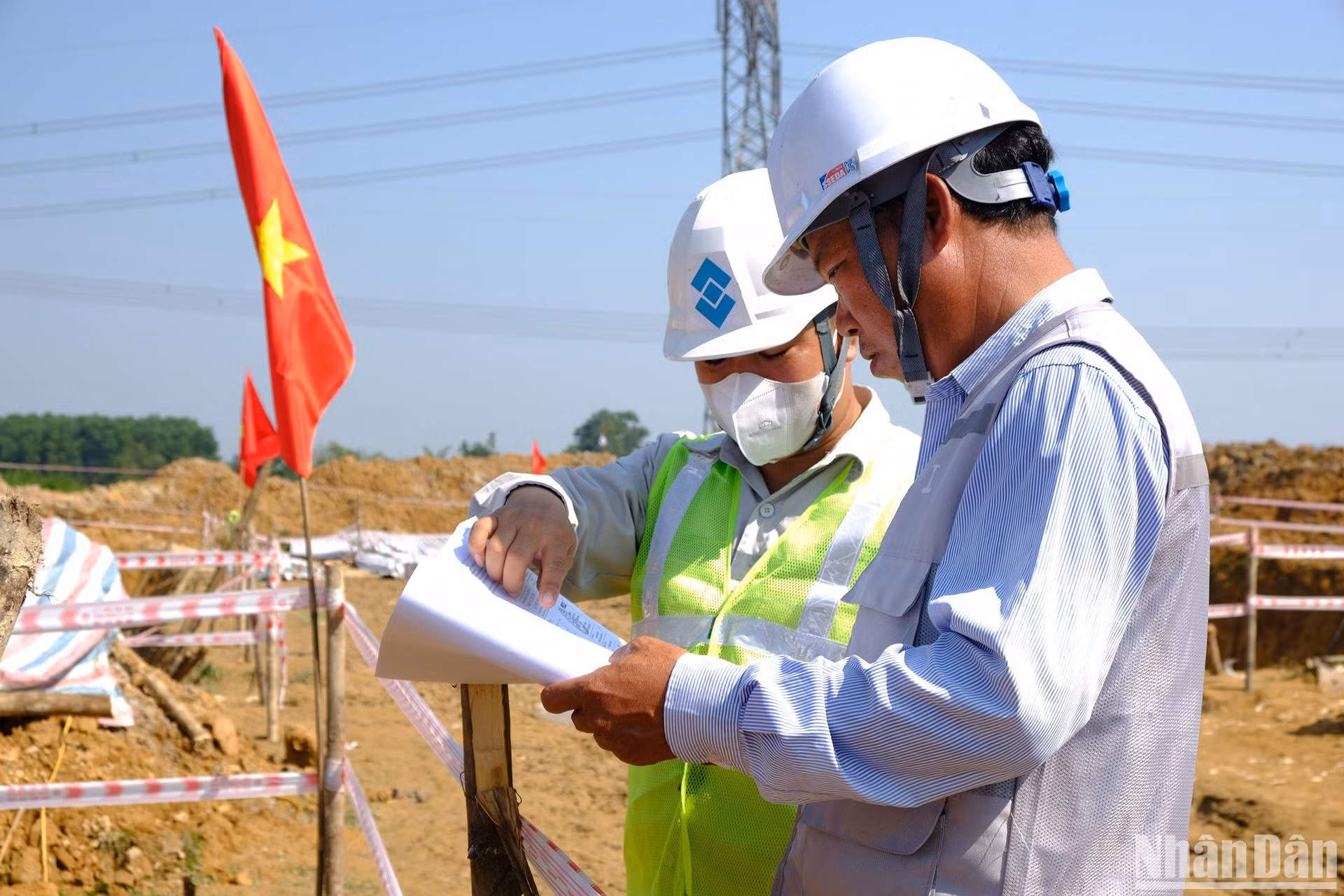 Các kỹ sư trao đổi trong quá trình thi công cột móng nhằm đạt tốc độ xây dựng hiệu quả. 