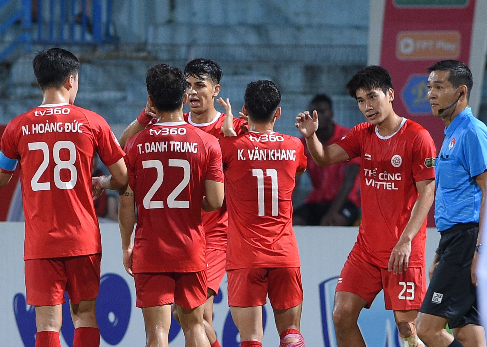 Pedro ăn mừng bàn thắng gỡ hòa cùng các đồng đội.