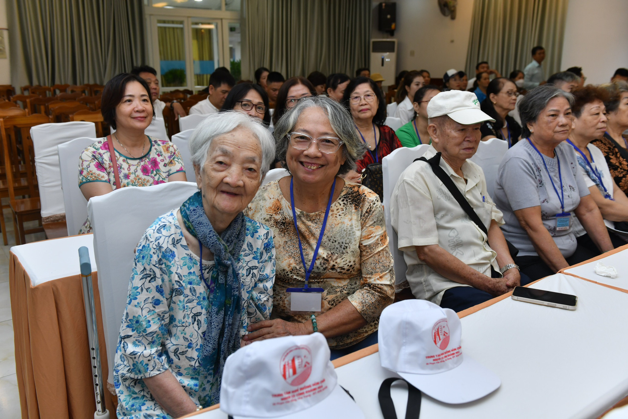 Các lão thành có công với cách mạng tham dự buổi trao quà.