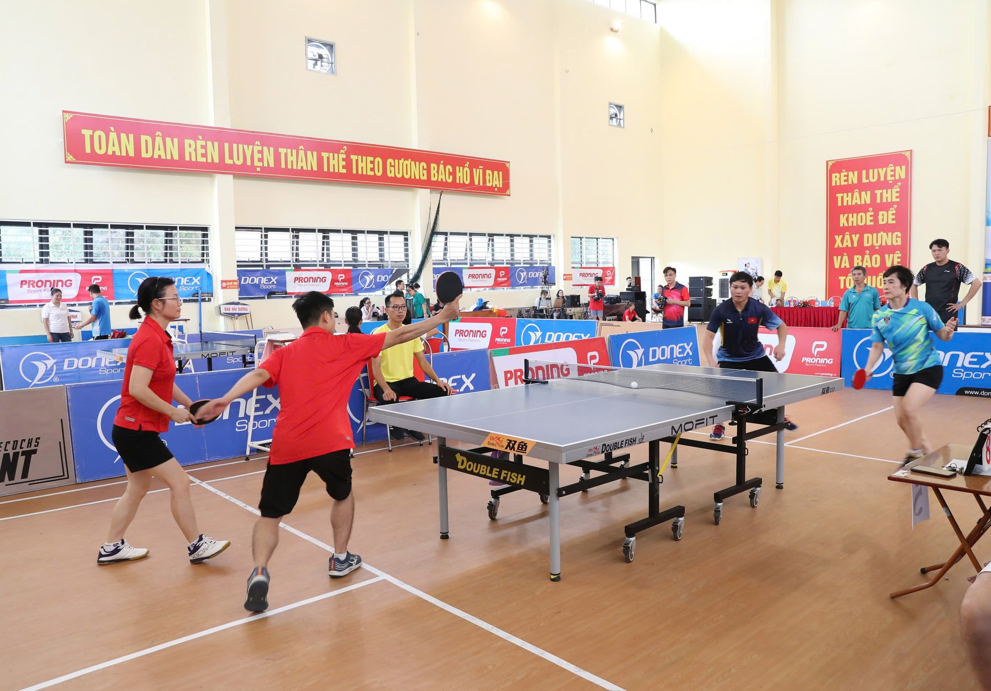 Sau 2 ngày thi đấu sôi nổi, gần 100 nhà báo đại diện cho 12 cơ quan báo chí đã hào hứng tham gia tranh tài ở gần 200 trận đấu, tạo nên một giải đấu hấp dẫn, kịch tính.