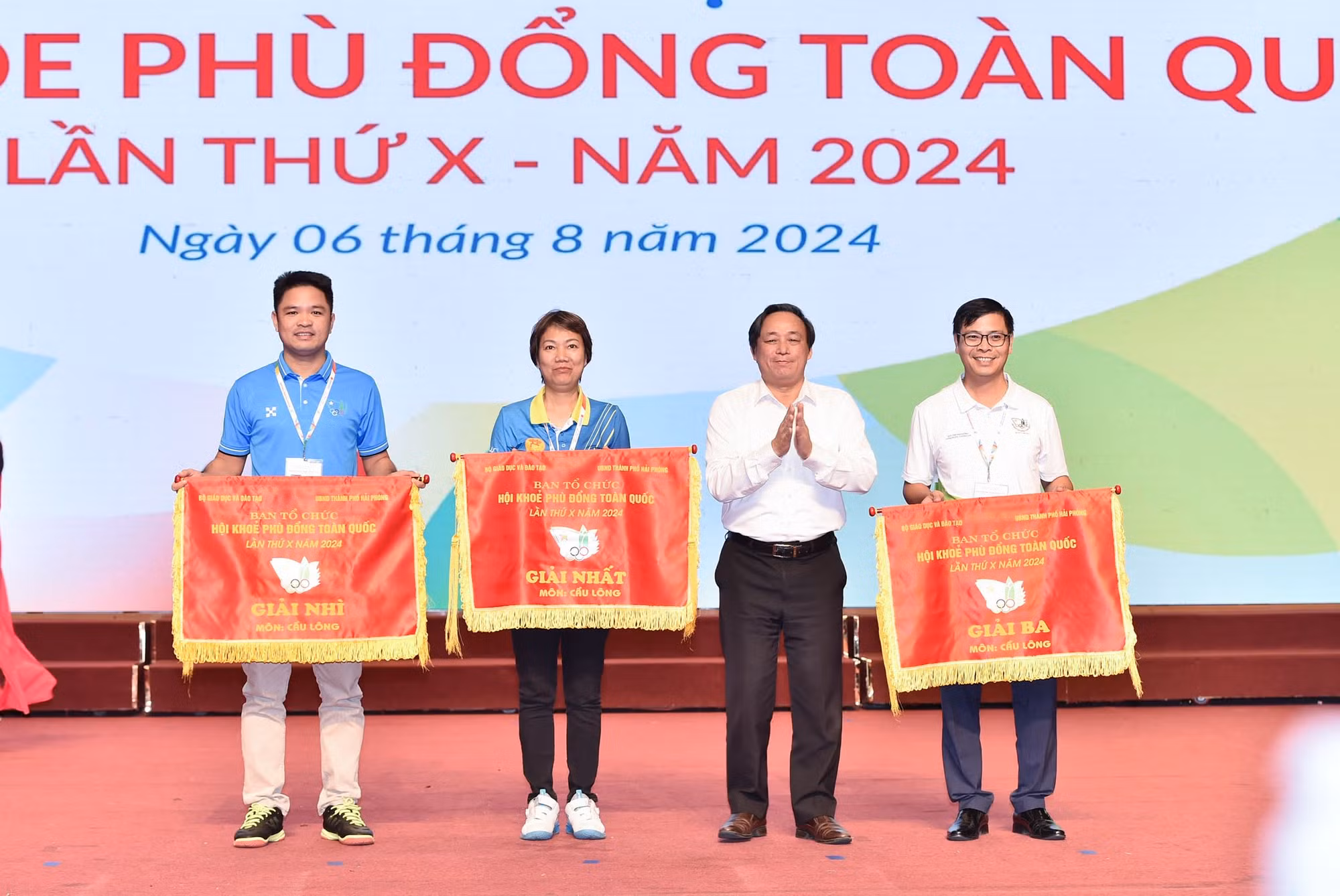 Ban tổ chức trao thưởng cho các đơn vị giành thứ hạng cao tại môn Cầu lông.