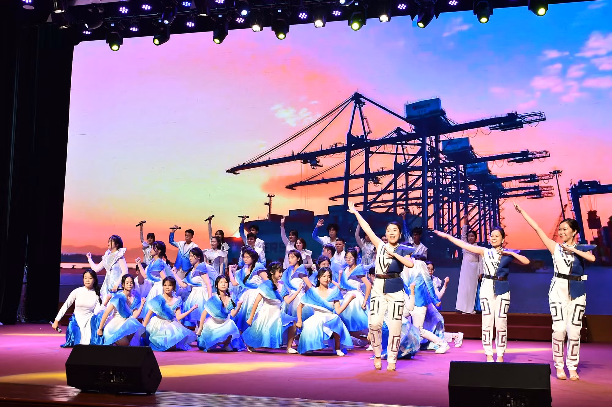 Tiết mục văn nghệ về thành phố Cảng, thành phố Hải Phòng.