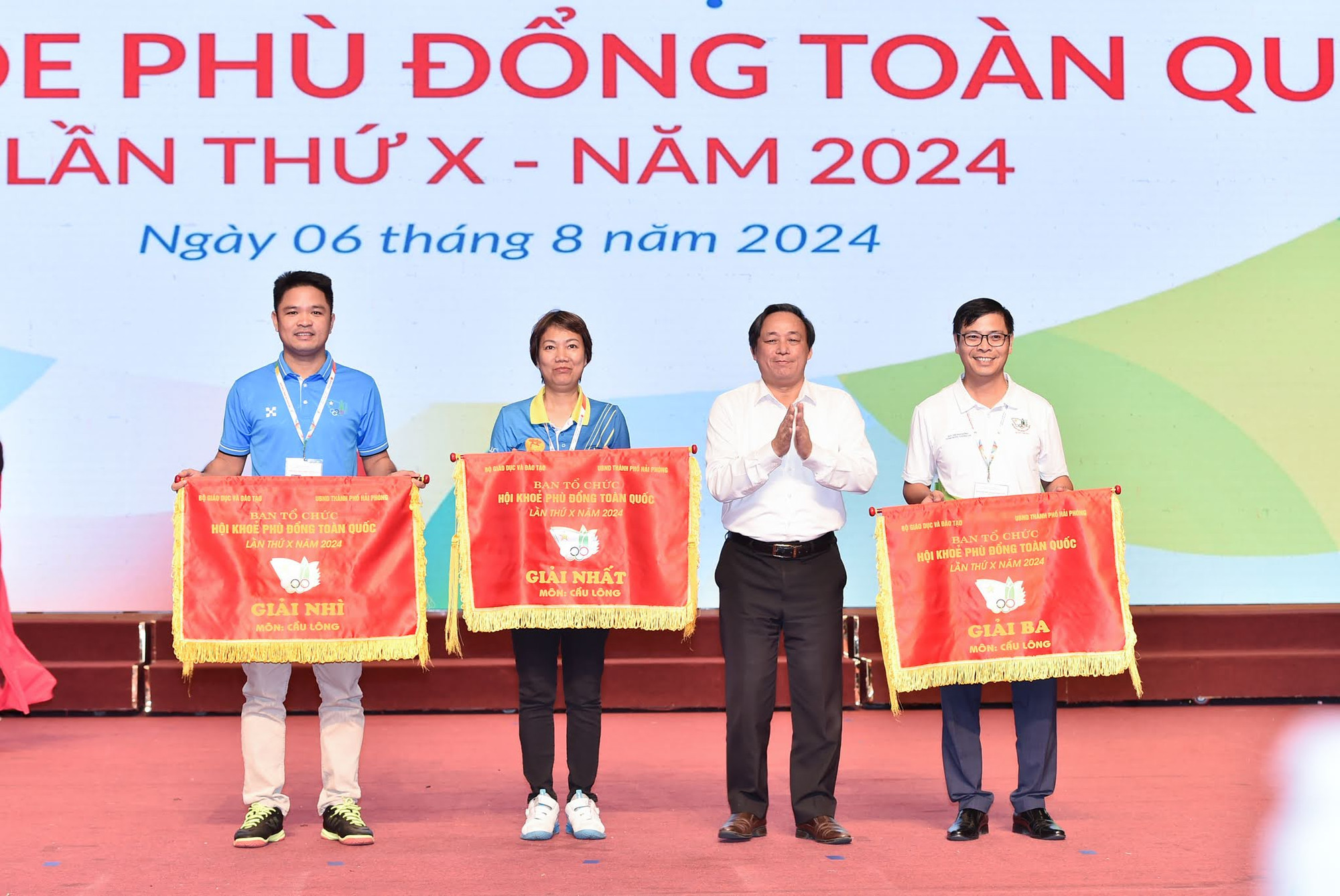 Ban tổ chức trao thưởng cho các đơn vị giành thứ hạng cao tại môn Cầu lông.