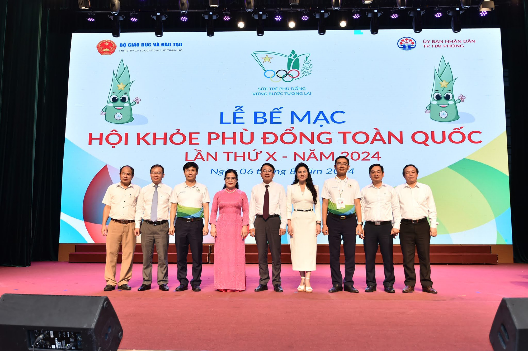 Các đại diện Ban tổ chức Hội khỏe Phù Đổng toàn quốc lần thứ 10 chụp ảnh lưu niệm.