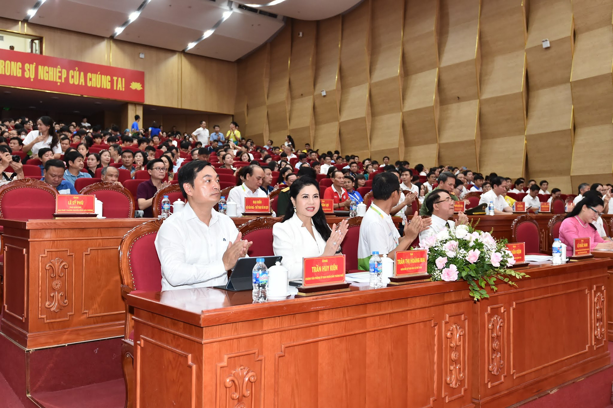 Các đại biểu tham dự chương trình.