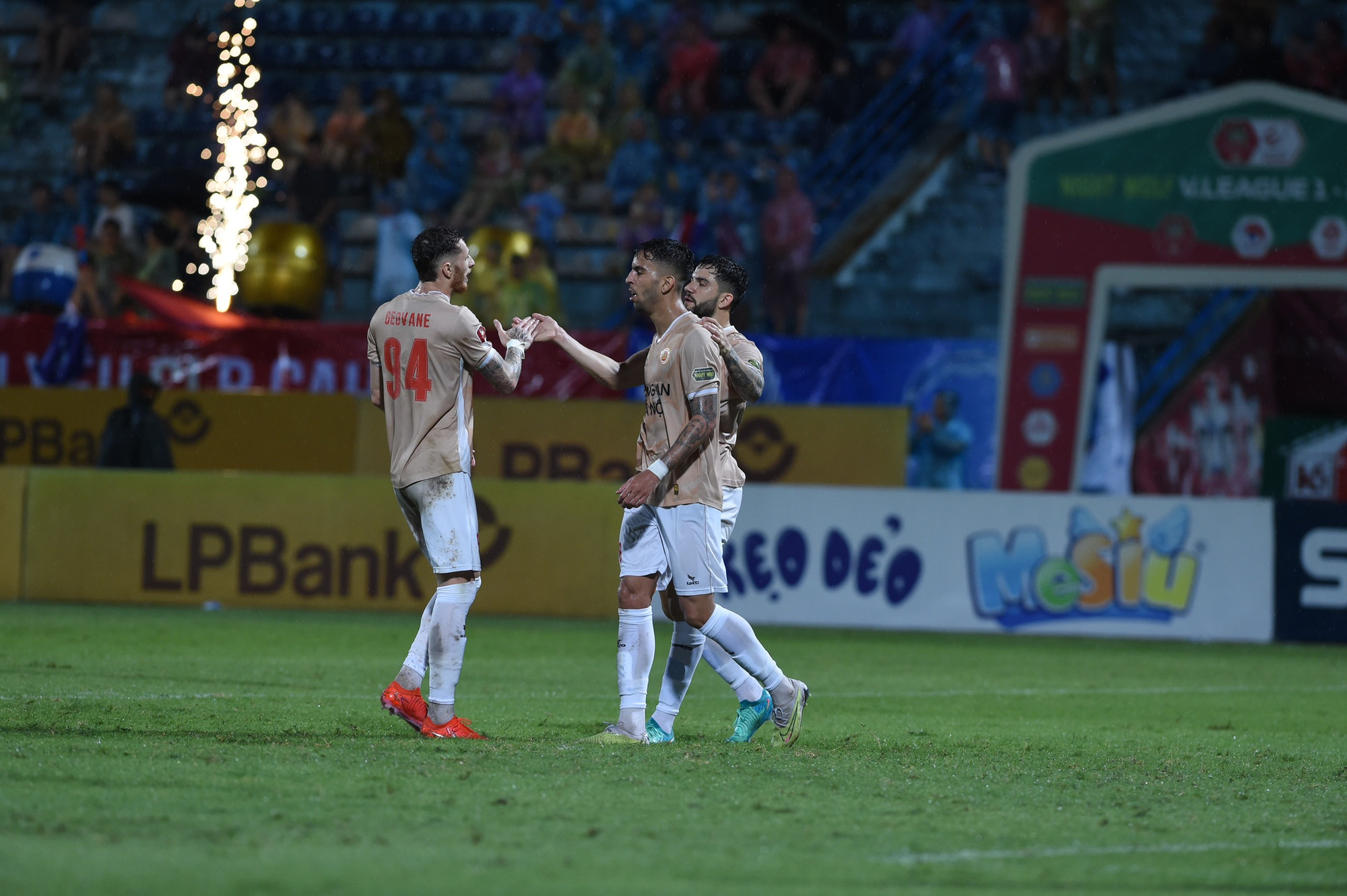 Chủ động tấn công ngay khi bóng lăn, phút thứ 7, trong một pha tấn công nhanh, Quang Hải khống chế bóng tinh tế rồi chuyền xuống biên cho Junior thực hiện đường căng ngang. Jeferson Elias khống chế bước một không hiệu quả, nhưng vẫn xử lý tốt sau đó để dứt điểm vào lưới Khánh Hòa.