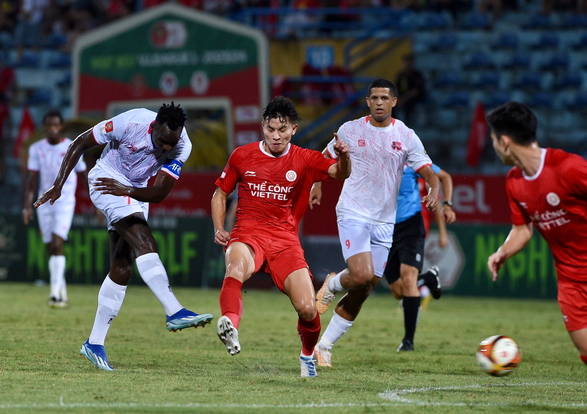 Ngay phút 11, Mpande tung cú dứt điểm bất ngờ từ ngoài vòng cấm bằng chân phải. Bóng đi chìm vào góc xa và khiến thủ môn Xuân Sơn không kịp đổ người phản xạ. Hải Phòng vượt lên dẫn trước 1-0.