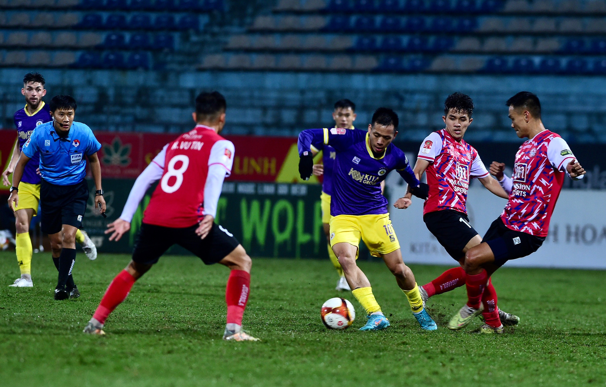 Sang hiệp 2, dù vẫn cầm bóng nhiều hơn hẳn nhưng Hà Nội vẫn chưa có được thêm bàn thắng.