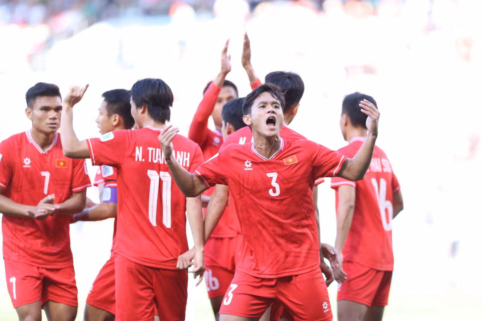 Đội tuyển Việt Nam dần thay đổi phong cách dưới thời Huấn luyện viên Philippe Troussier. (Ảnh: Jogarbola)