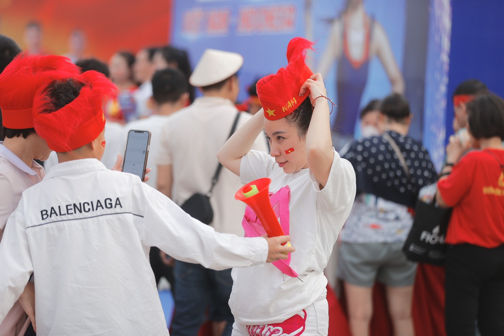 Các cổ động viên nữ tiếp sức cho đội tuyển.