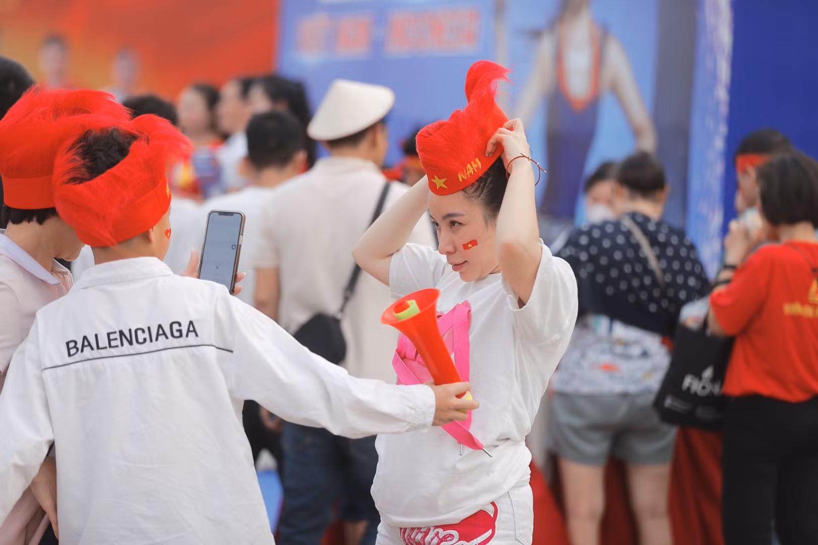 Các cổ động viên nữ tiếp sức cho đội tuyển.