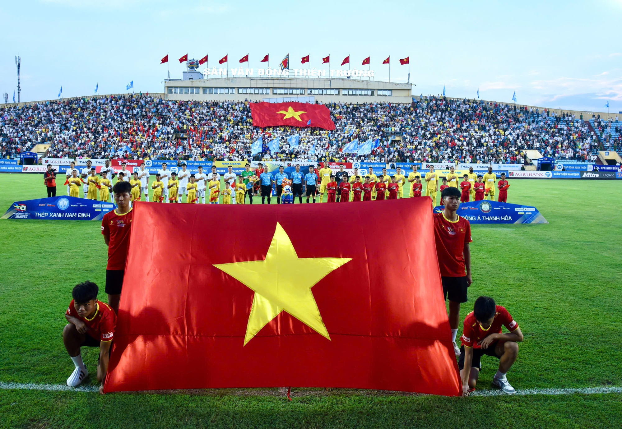 Hai đội thực hiện nghi thức chào cờ trước trận đấu.