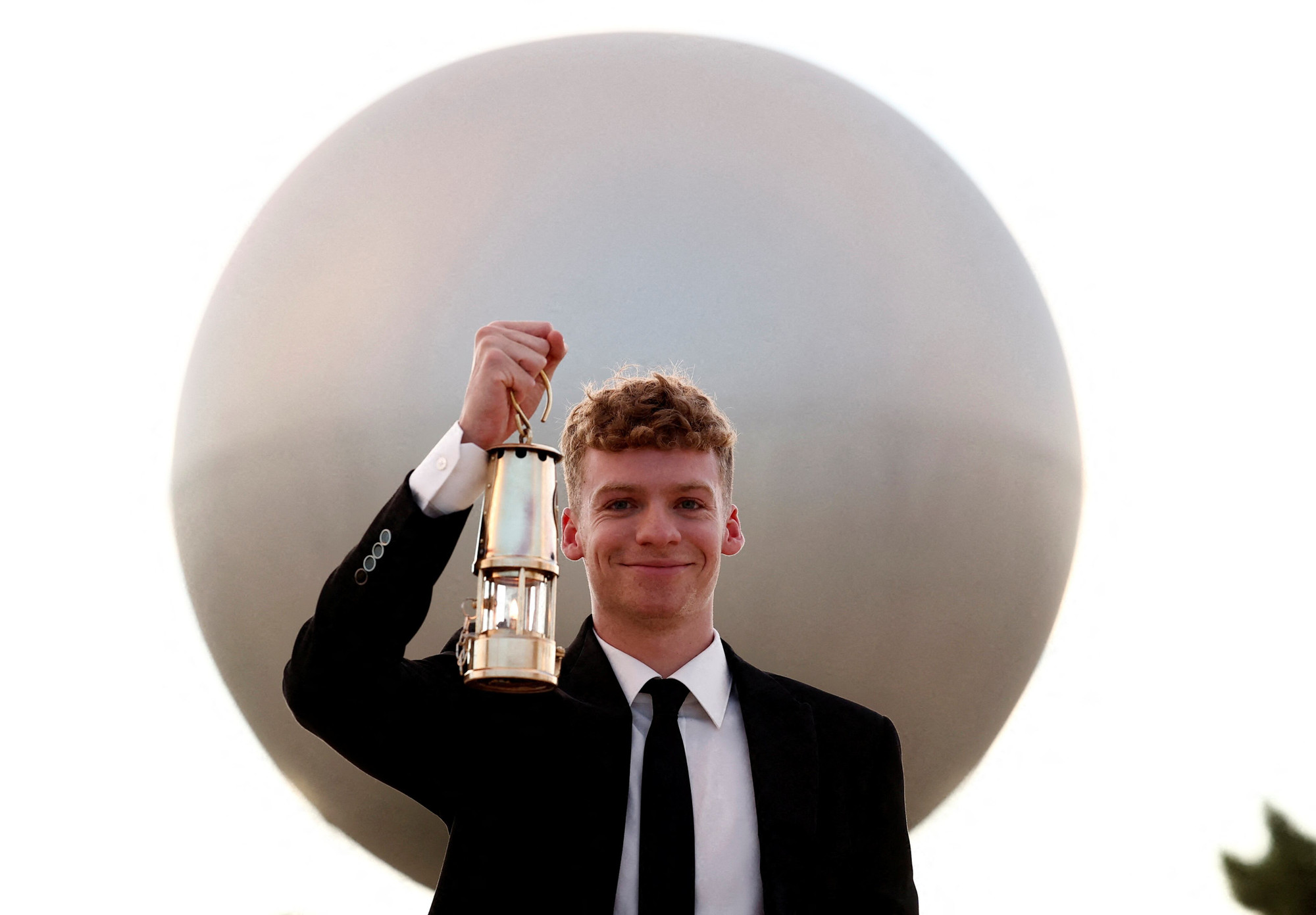 Mở đầu cho lễ bế mạc Olympic Paris 2024 là hình ảnh vận động viên bơi lội của Pháp, Leon Marchand, cầm chiếc đèn giữ ngọn lửa Olympic.