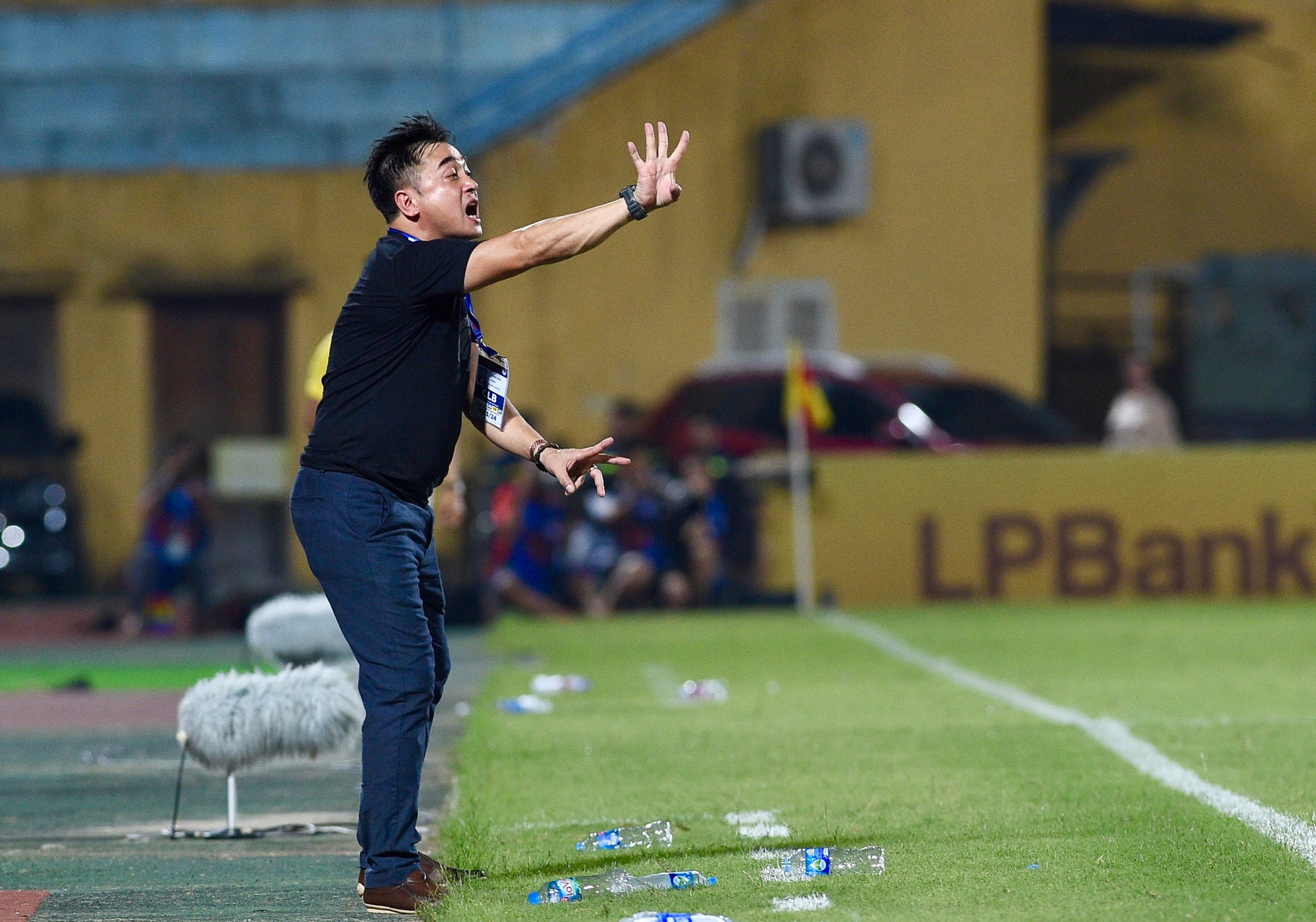 Huấn luyện viên Đức Thắng chỉ đạo các cầu thủ Thể Công Viettel từ ngoài đường biên. Huấn luyện viên Đức Thắng chỉ đạo các cầu thủ Thể Công Viettel từ ngoài đường biên.