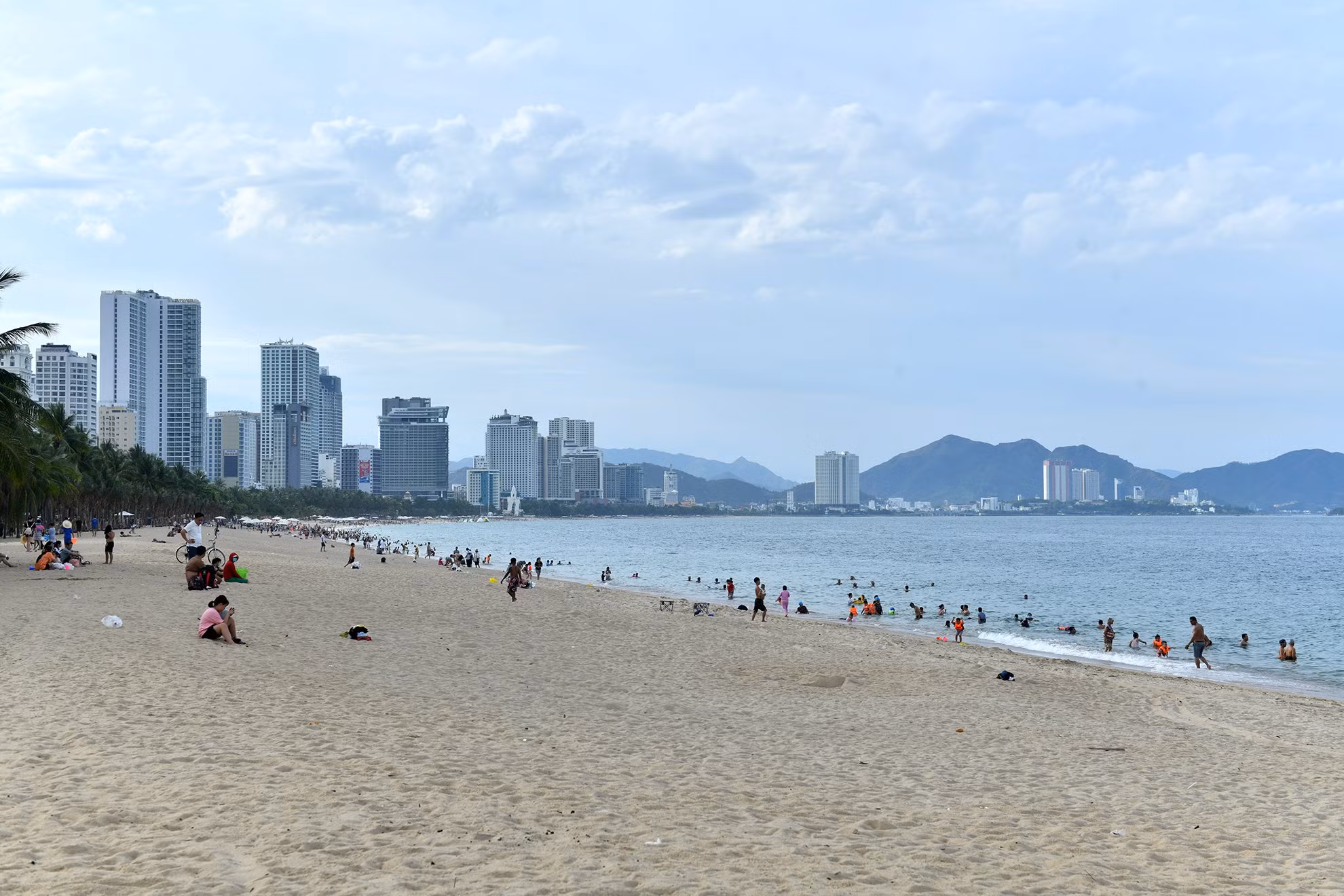 Phố biển Nha Trang hiền hòa, xinh đẹp.