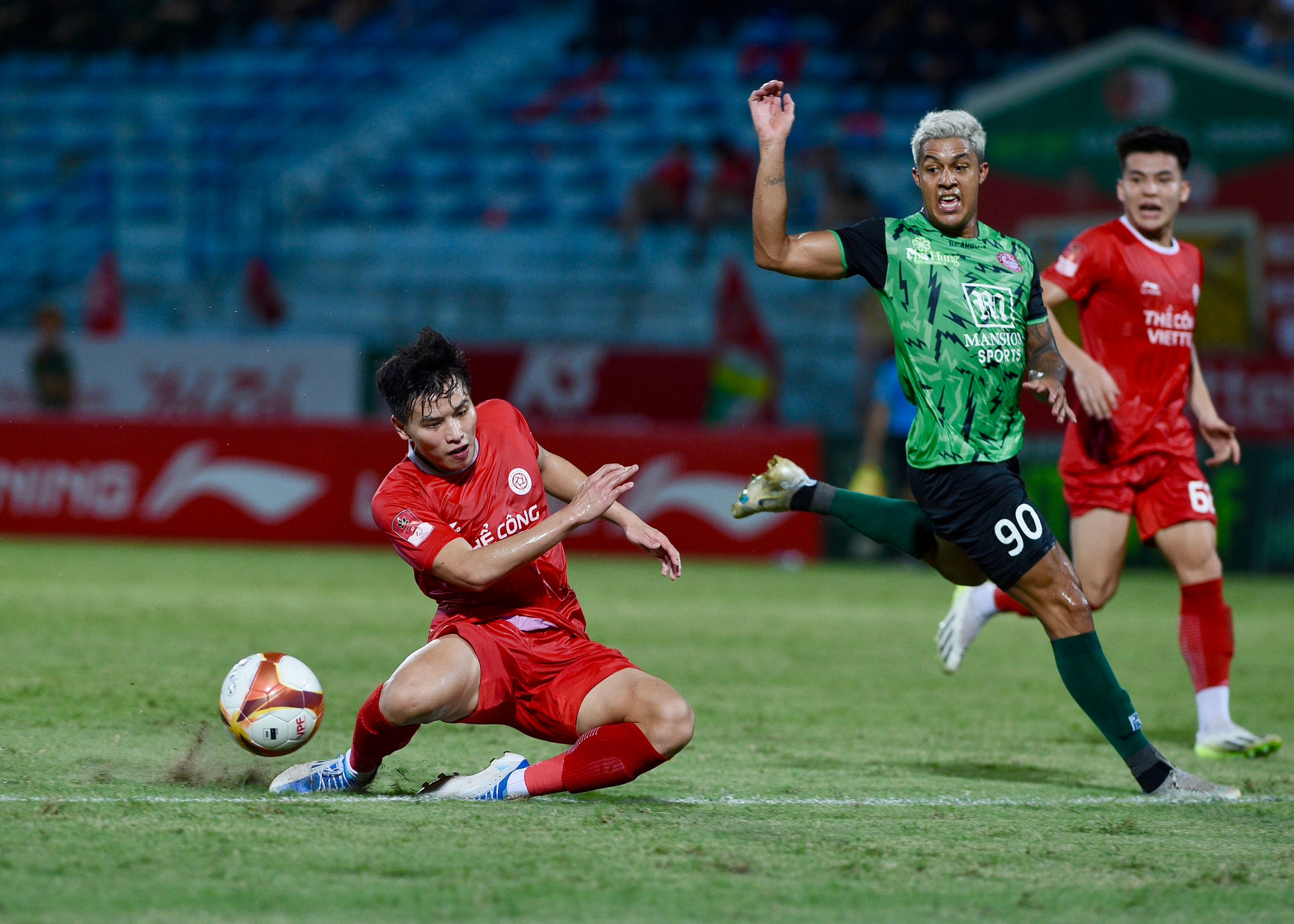 Hiệp 1 đã khép lại với sự thất vọng của đội chủ nhà khi không có được bàn thắng. Hiệp 1 đã khép lại với sự thất vọng của đội chủ nhà khi không có được bàn thắng.