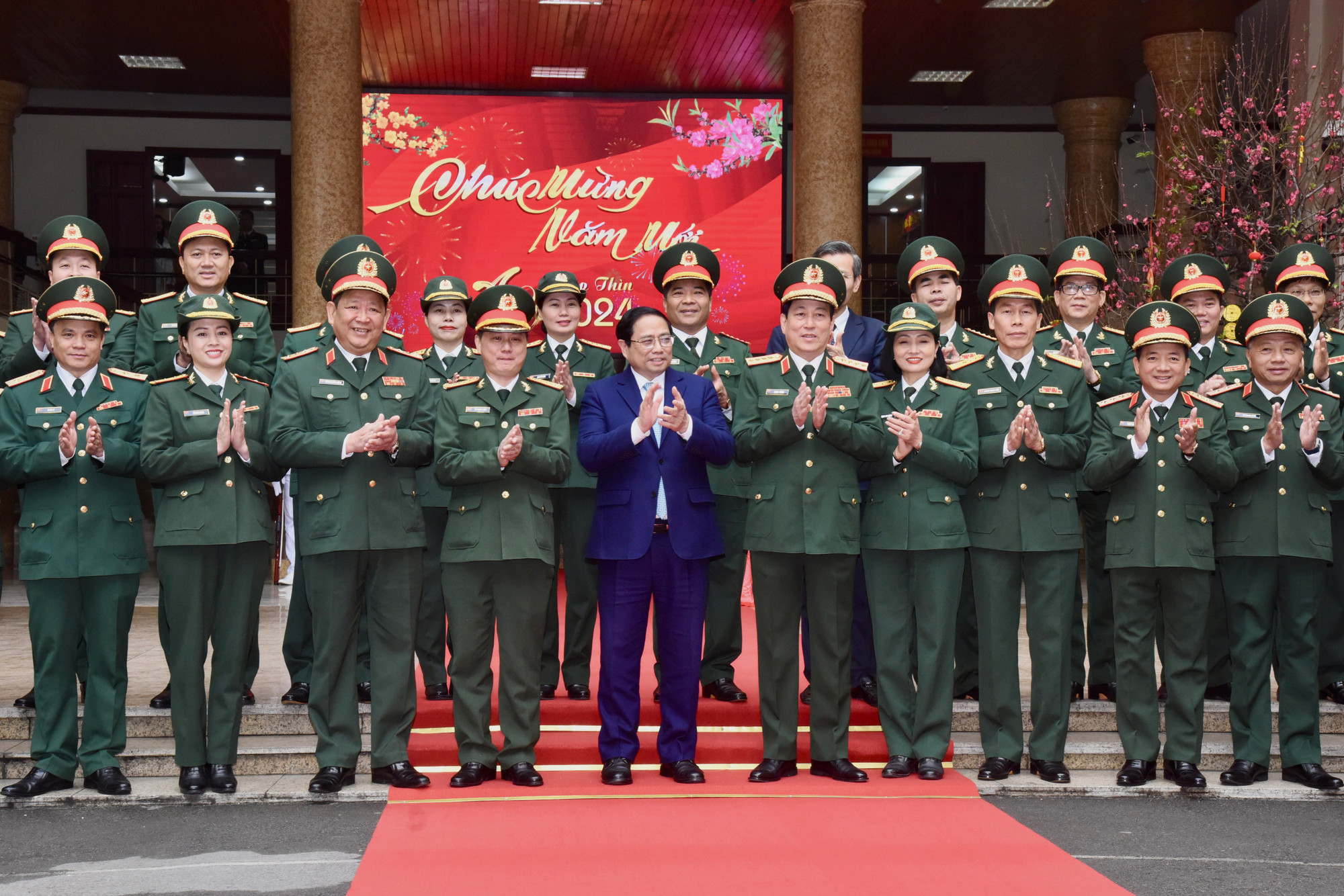 Thủ tướng Phạm Minh Chính với lãnh đạo Bộ Quốc phòng, cán bộ, giảng viên Trường Đại học Văn hóa-Nghệ thuật Quân đội.