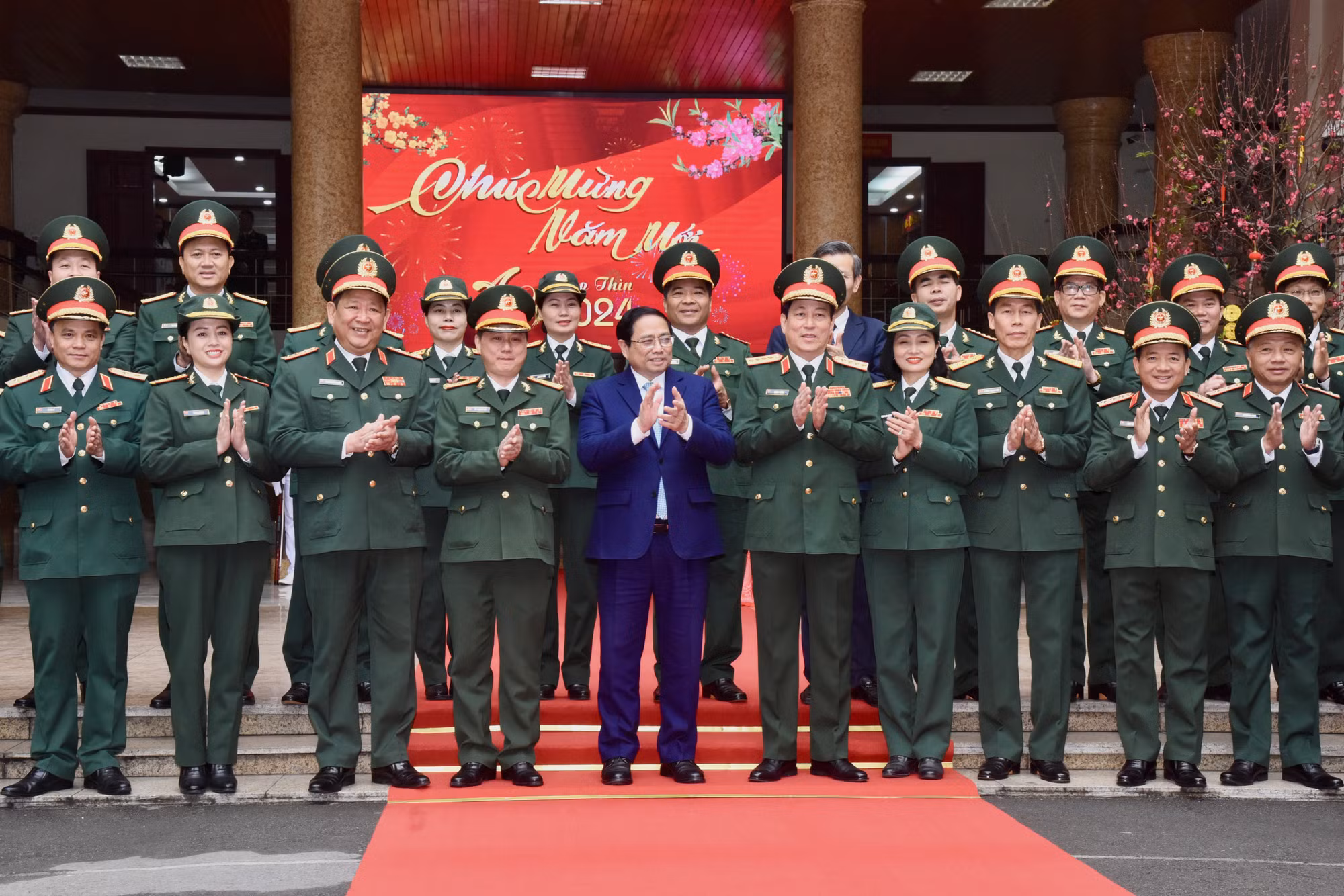 Thủ tướng Phạm Minh Chính với lãnh đạo Bộ Quốc phòng, cán bộ, giảng viên Trường Đại học Văn hóa-Nghệ thuật Quân đội.