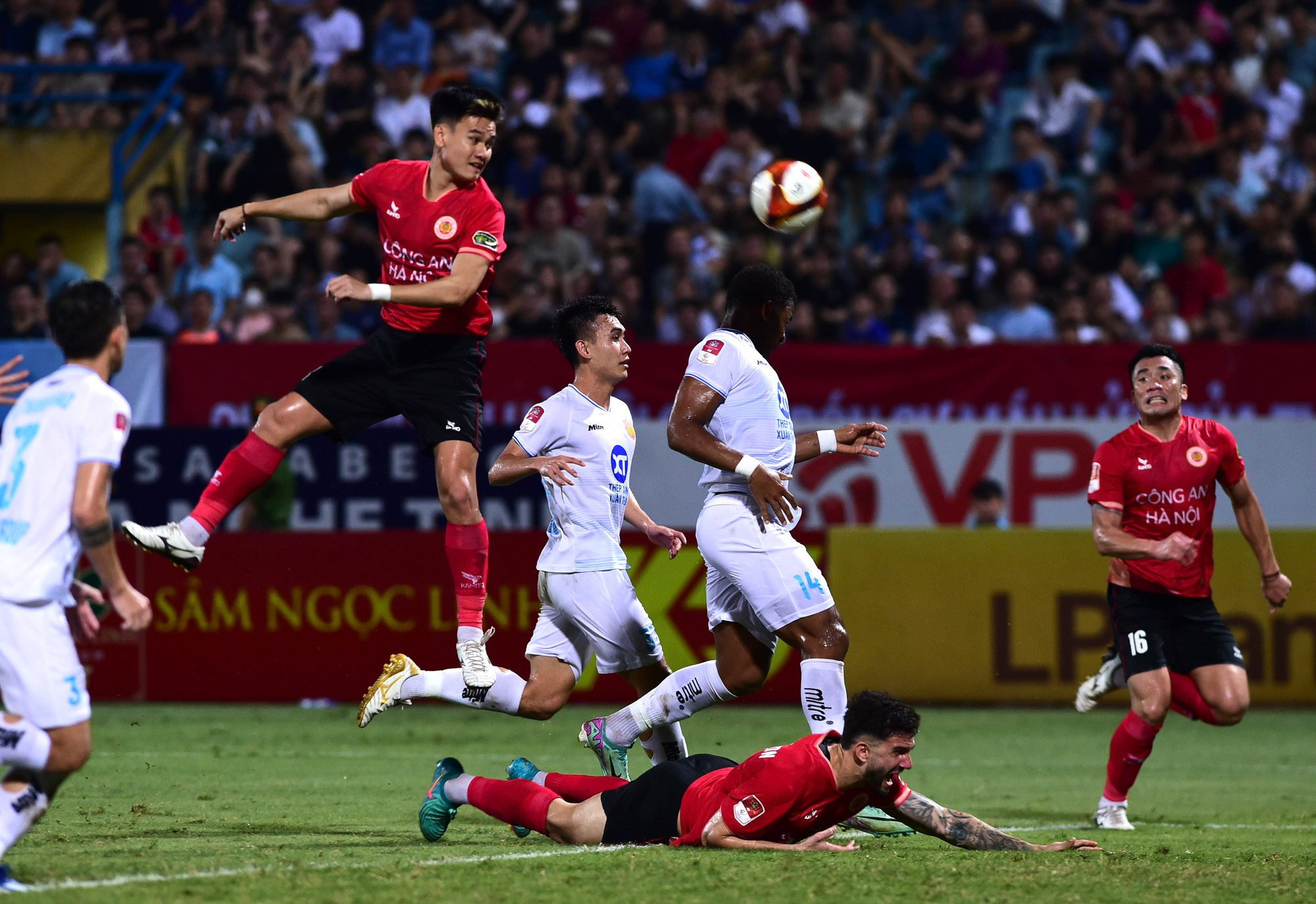 Thế trận đôi công mãn nhãn được hai đội tạo ra.