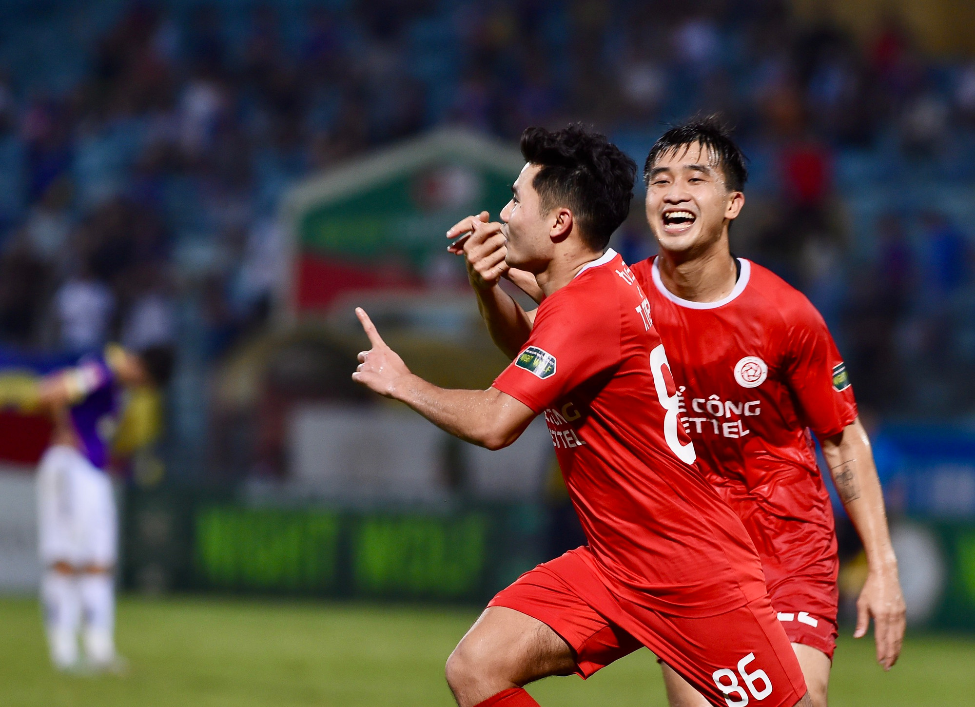 Tấn công nhiều không ghi được bàn thắng, Hà Nội FC nhận tiếp bàn thua ở phút 90+7. Tận dụng sai lầm của Văn Xuân, Tiến Anh tung cú sút ở góc hẹp, đưa bóng đi xuyên qua khe giữa hai chân thủ môn Văn Chuẩn, ấn định chiến thắng 2-0 cho Thể Công Viettel.