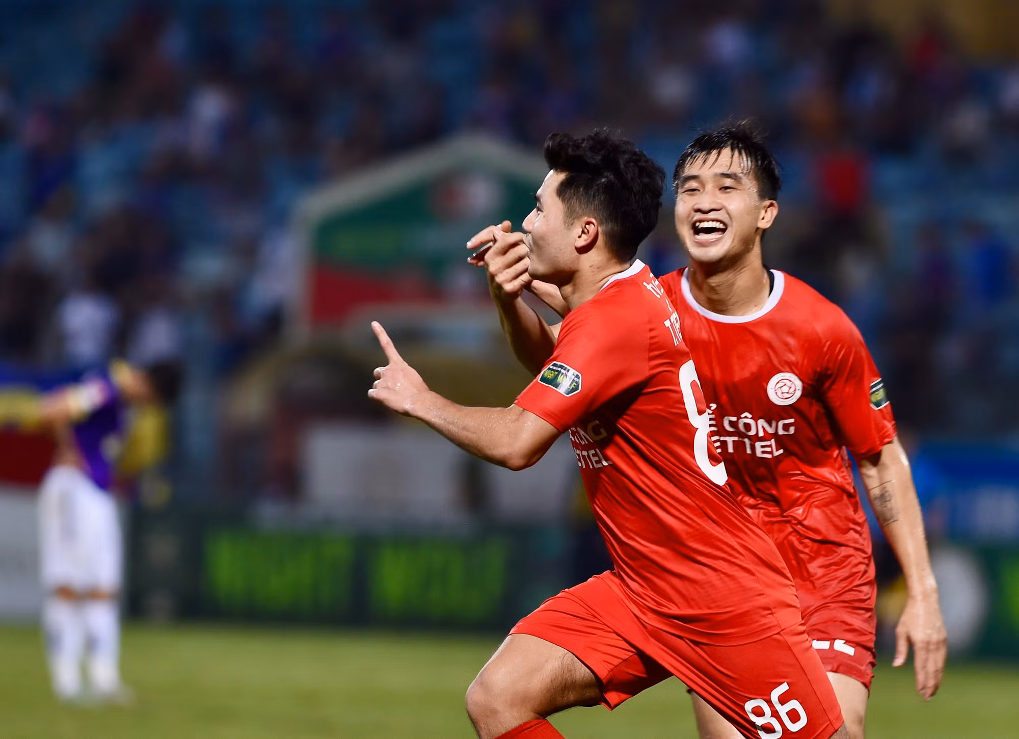 Tấn công nhiều không ghi được bàn thắng, Hà Nội FC nhận tiếp bàn thua ở phút 90+7. Tận dụng sai lầm của Văn Xuân, Tiến Anh tung cú sút ở góc hẹp, đưa bóng đi xuyên qua khe giữa hai chân thủ môn Văn Chuẩn, ấn định chiến thắng 2-0 cho Thể Công Viettel.