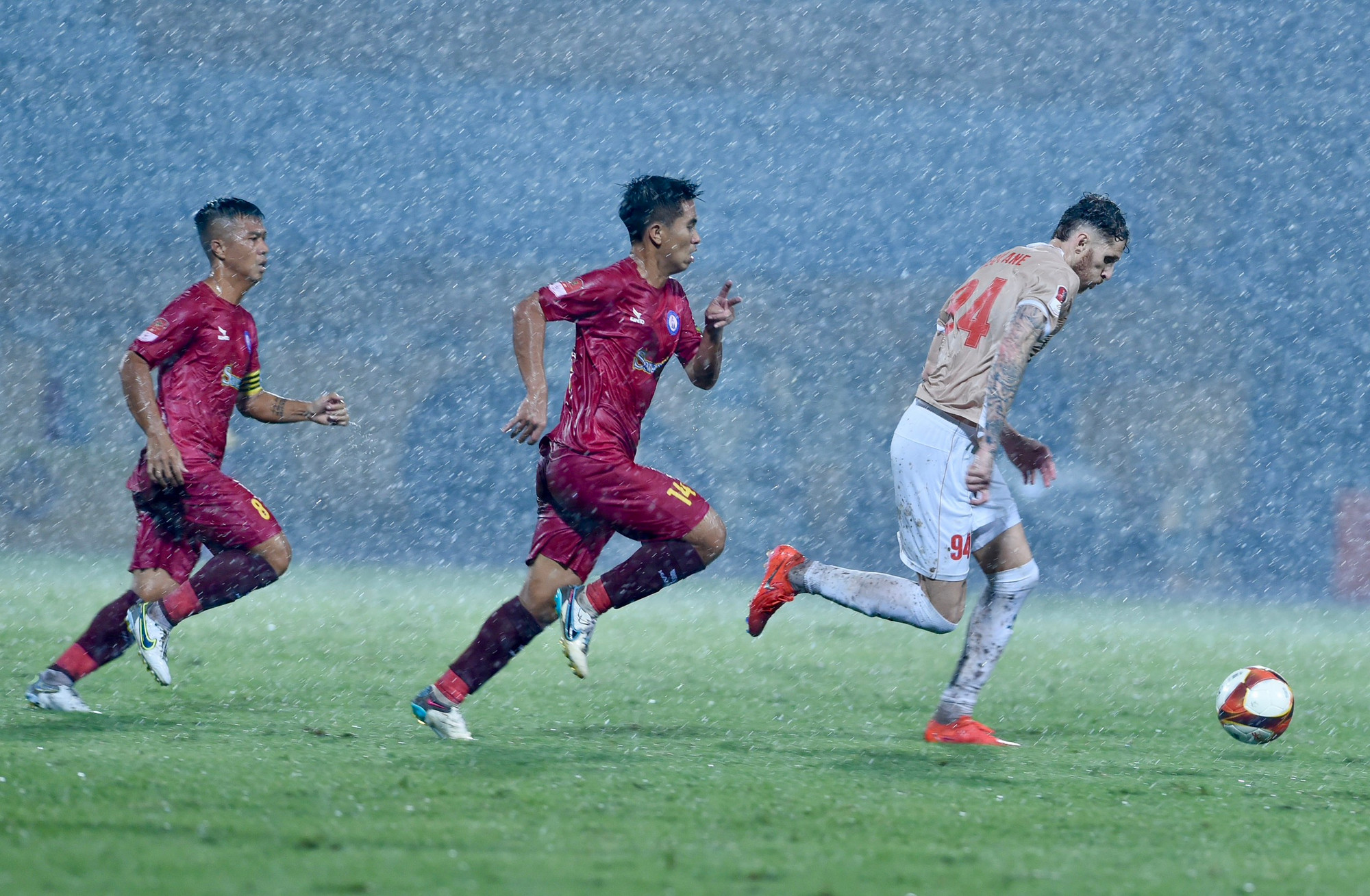 Quyết liệt theo đuổi bóng.