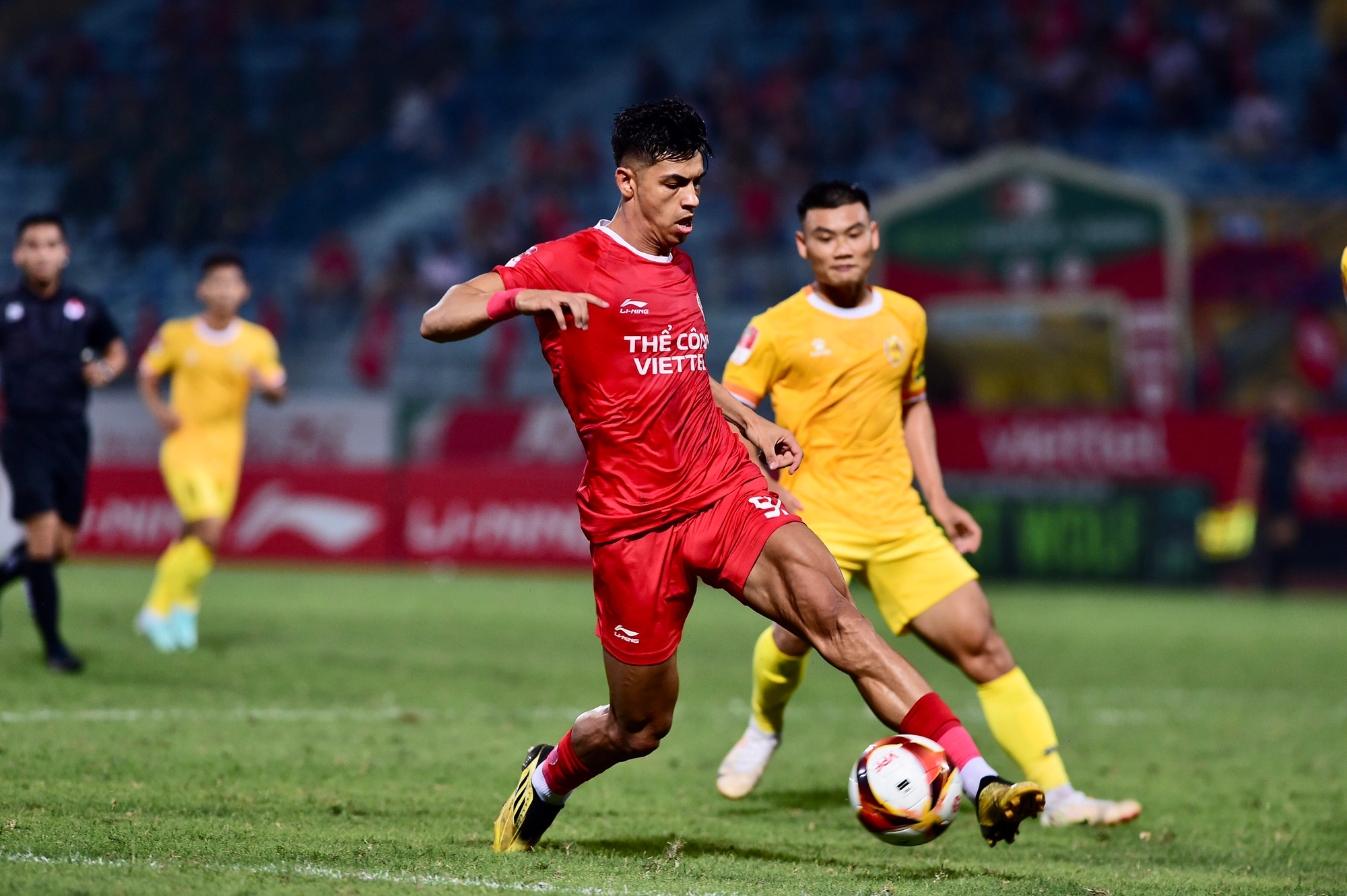 Đến phút 78, đoàn quân của huấn luyện viên Nguyễn Đức Thắng tìm được bàn gỡ hòa 2-2 sau siêu phẩm sút xa của Pedro Henrique.