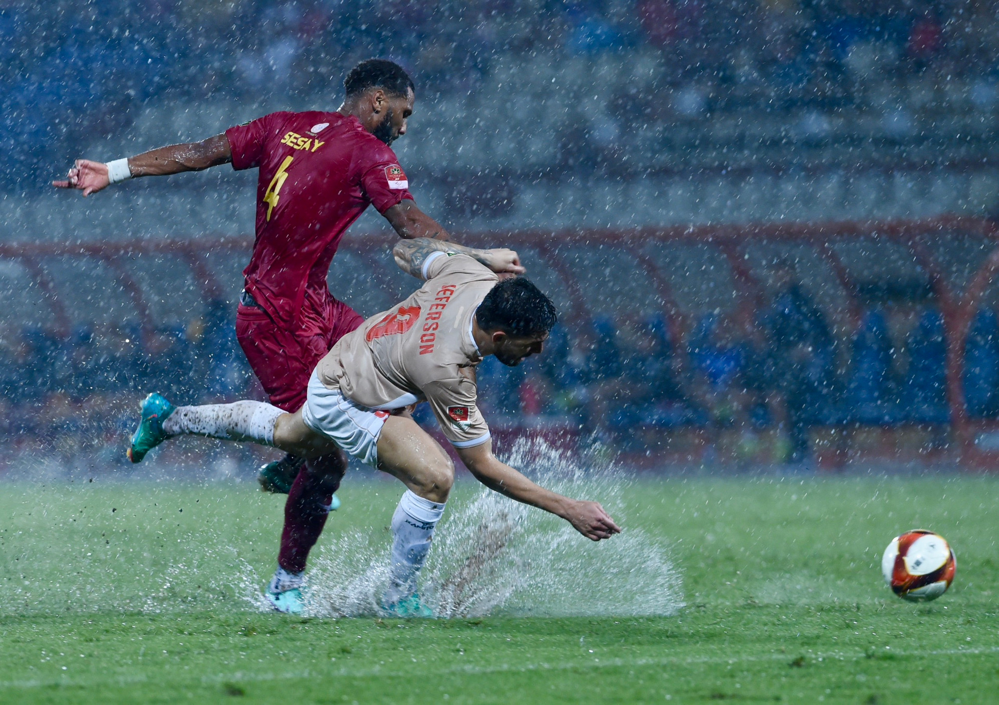 Trận "thủy chiến" diễn ra vô cùng căng thẳng.