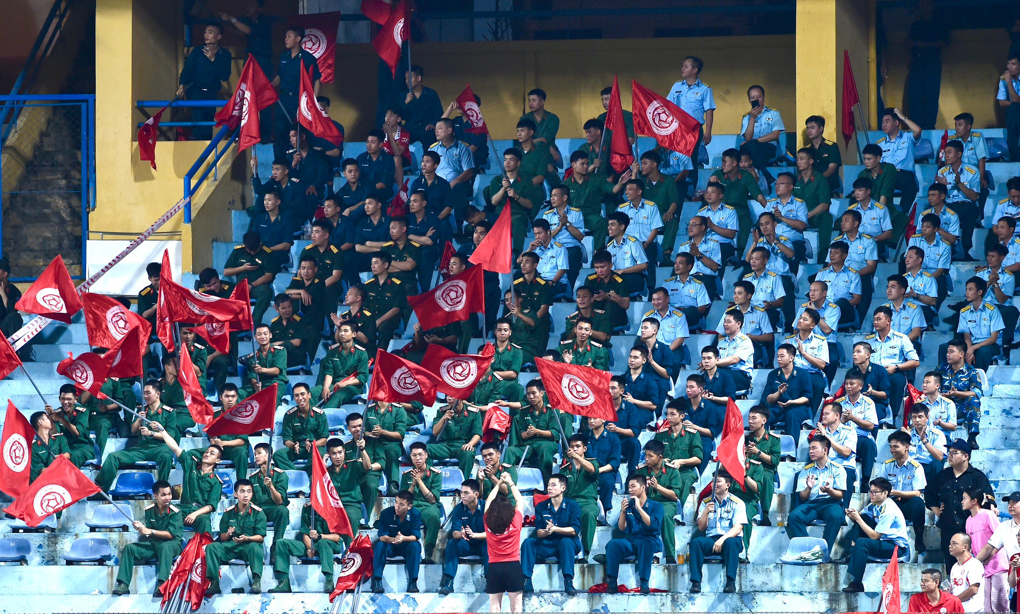 Màu áo lính của cổ động viên Thể Công Viettel.