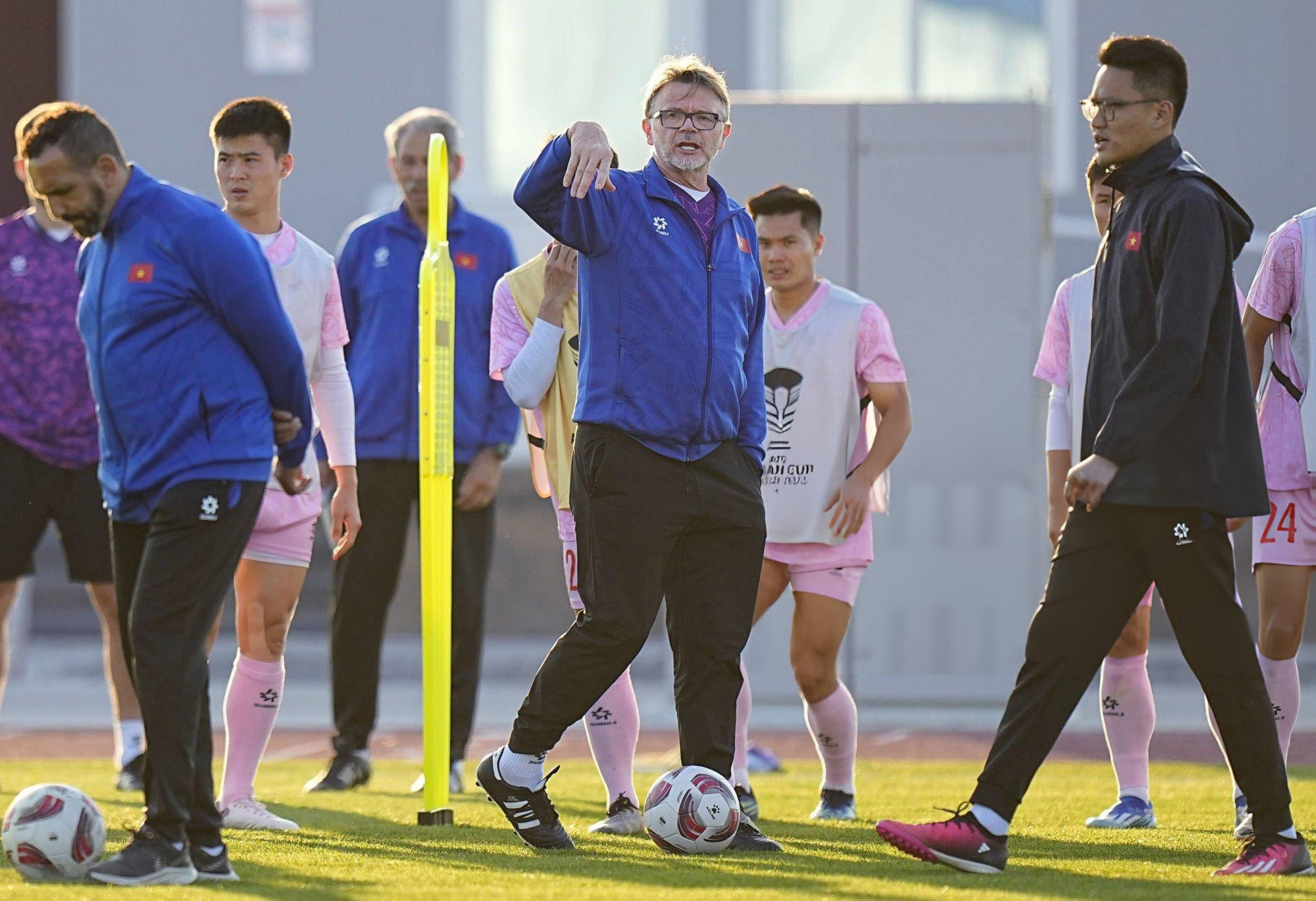 Muốn lối chơi của đội tuyển nhanh chóng tiến bộ, thầy Troussier cần sự giúp đỡ của các câu lạc bộ V-League. (Ảnh: VFF) Muốn lối chơi của đội tuyển nhanh chóng tiến bộ, thầy Troussier cần sự giúp đỡ của các câu lạc bộ V-League. (Ảnh: VFF)