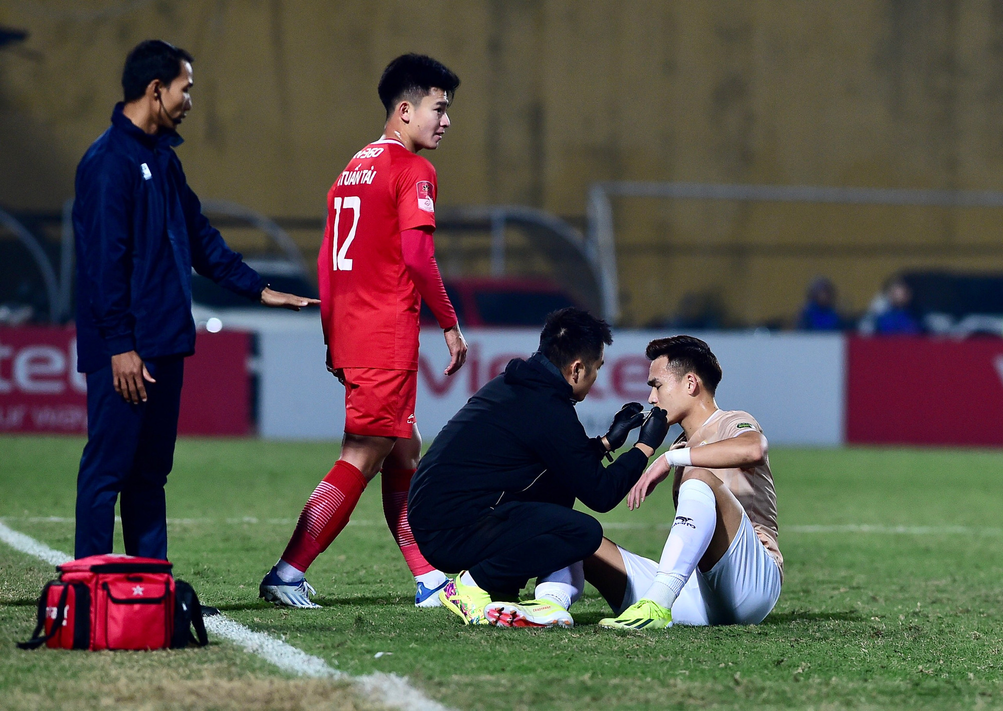 Bùi Hoàng Việt Anh bị đau và phải rời sân.